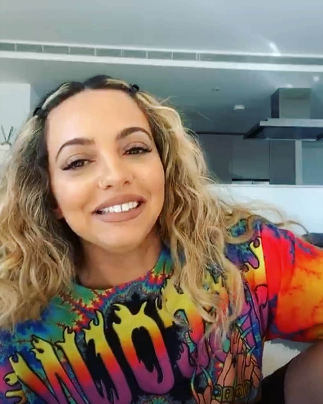 ジェイド・サールウォールのインスタグラム：「Jade by ig livestream @jadethirlwall  #breakupsong」