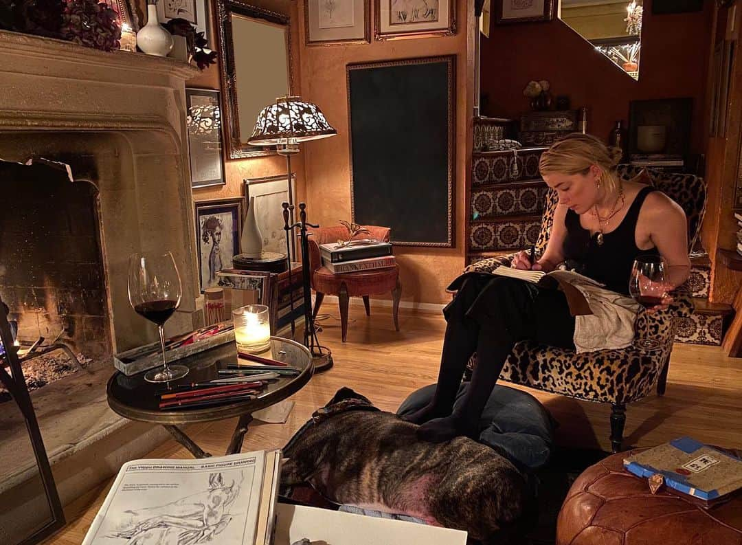 アンバー・ハードさんのインスタグラム写真 - (アンバー・ハードInstagram)「Fire + wine + art (and a hella cute ottoman named Birdie) = one happy quarantine. I hope everyone finds their formula for health and sanity in these crazy times」3月28日 1時14分 - amberheard