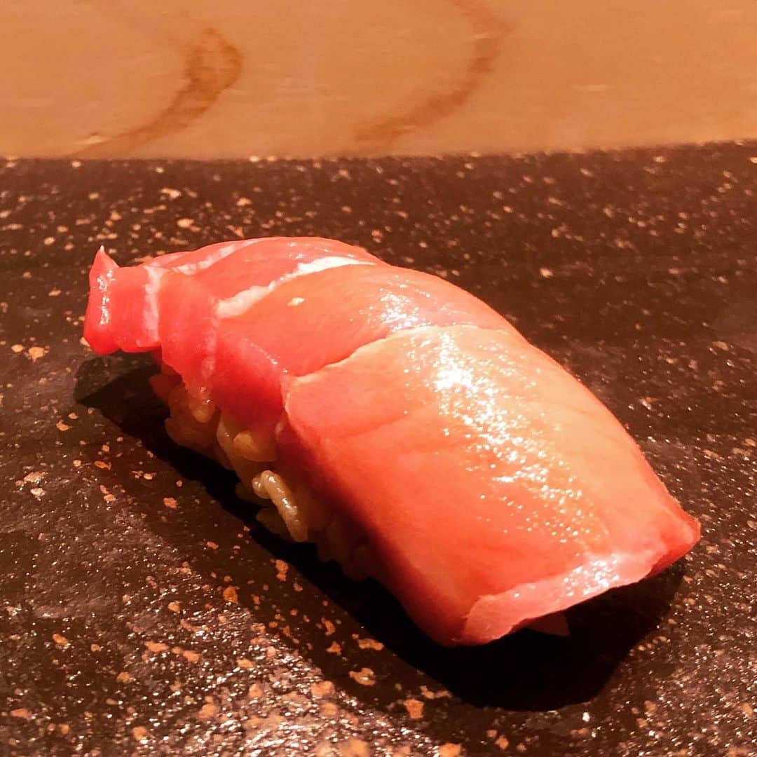 鈴木央紹さんのインスタグラム写真 - (鈴木央紹Instagram)「先々週、打ち合わせ後に美味しい寿司！ 美味かったー。またお邪魔したいです！ #車海老の上に海老味噌 #中トロ #ウニ #軍艦ではなく握り #ヒサログ」3月28日 1時18分 - hisatsugusax