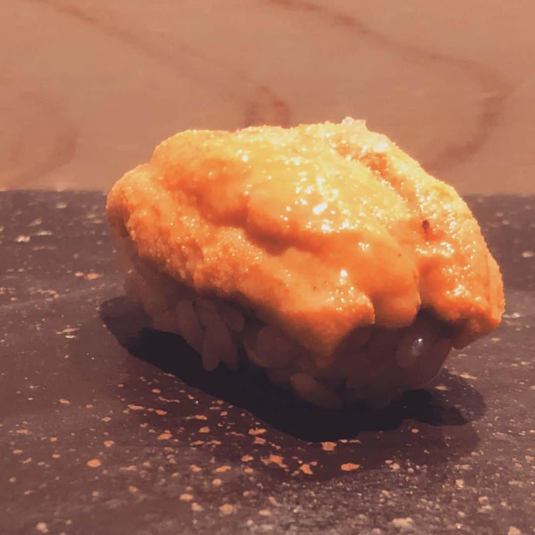 鈴木央紹さんのインスタグラム写真 - (鈴木央紹Instagram)「先々週、打ち合わせ後に美味しい寿司！ 美味かったー。またお邪魔したいです！ #車海老の上に海老味噌 #中トロ #ウニ #軍艦ではなく握り #ヒサログ」3月28日 1時18分 - hisatsugusax