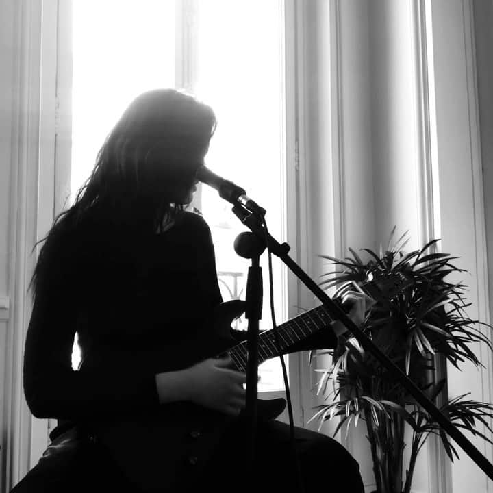 のインスタグラム：「Quarantine at home, the World is on pause for us all to look in and out. But you already know that. All I can say is creativity, community, love and kindness go a long way in life. Been practicing my guitar skills during this time (which are still average, I can’t wait to master crazy riffs ehe), anyhow this song by @angelolsenmusic called “All Mirrors” is such an incredible one, even more so for such accurate and pertinent lyrics. We live in a world of reflections, surrounded by mirrors and it takes some courage to really look at yourself with conscious eyes and see beyond human form. Hope you enjoy and looking forward to sharing some of my own writings soon. Stay safe, stay home, eat well, take care of your friends and loved ones and focus on what brings you joy while thinking of ways to help those in need. Peace and light 🖤🤍」