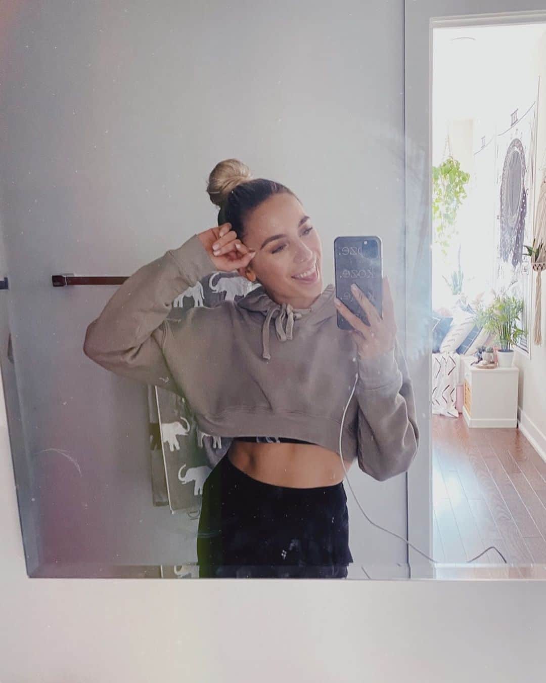 Kalyn Nicholsonのインスタグラム：「things I’m actively doing to stay sane during isolation: 1. Limited/locked social media time to one hour a day 2. Sticking to a simple yet solid morning routine 3. Experimenting with new recipes + reading with dinner 4. Keeping a running “things to-do” tab of both work/fun things to do so I don’t get restless (adding clean mirrors to this list)  5. Meditating before starting the day and ending it (preferably sitting in the sun if it’s shining)✨ 6. Going for long drives outside the city  what have you been up to? 🕯」