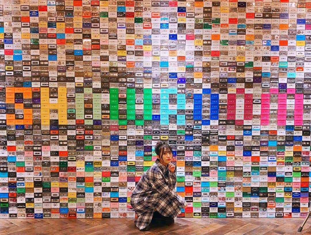根岸愛のインスタグラム：「🎥🎞🎥 SHOWROOMさん ありがとうございました☺️ お洒落な壁と📸 #SHOWROOM #D4DJ #LIVE #Merm4id #ロスディケグルミク無料ライブ」