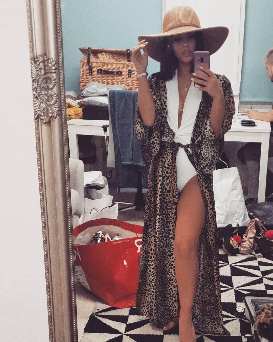 ジョージア・メイ・フットのインスタグラム：「Missing playing holiday dress up and causing a mess in @kelvinstylist office 😫」