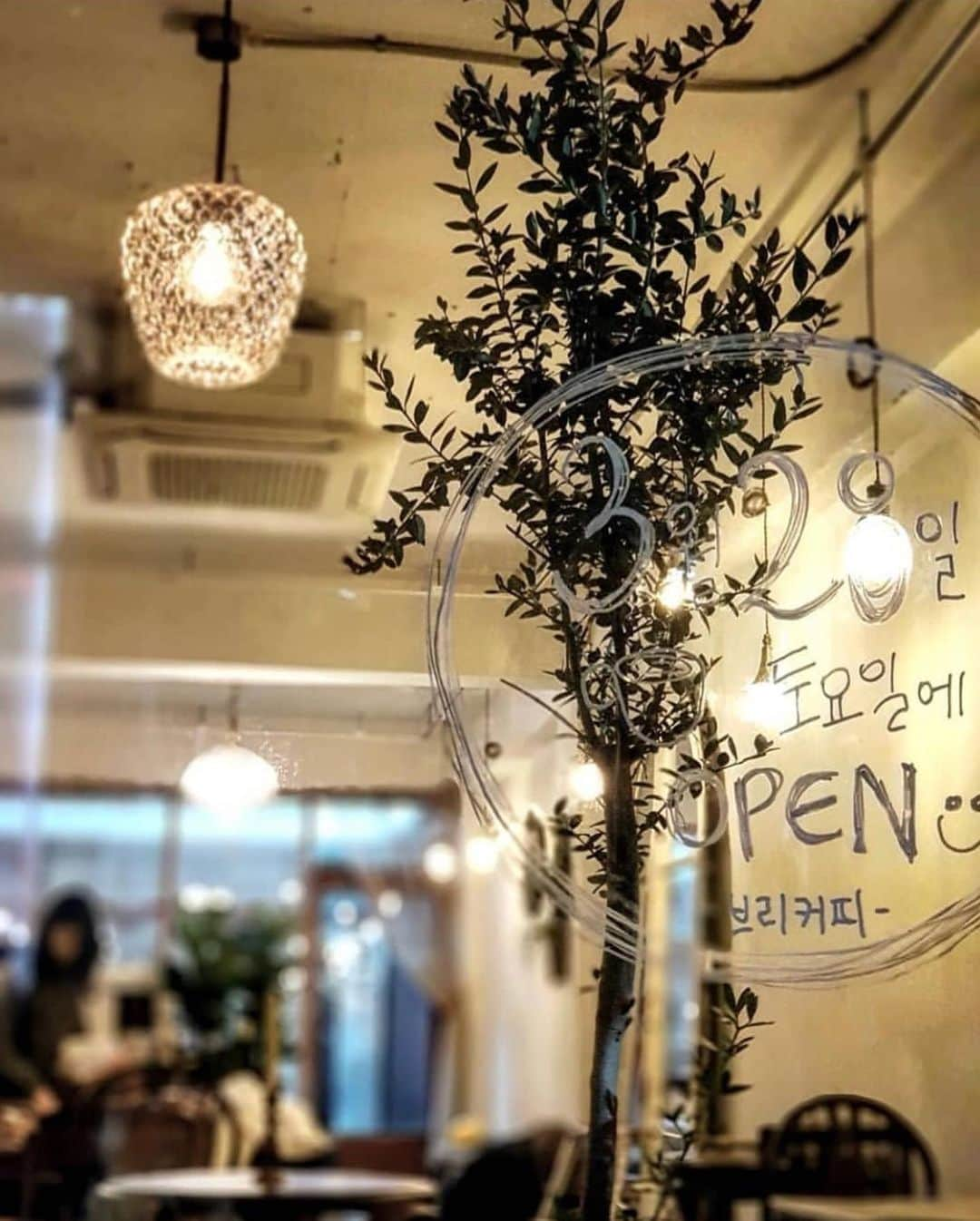 チョ・テグァンさんのインスタグラム写真 - (チョ・テグァンInstagram)「NOW OPEN. :-O #브리커피  #breecoffee  #청담동131-14 #영동대로138길9  #프랑스성의문짝 #frenchcastledoor  200년전을 사랑하는... 맞습니다... @la___franc」3月28日 1時49分 - jasperrrrr