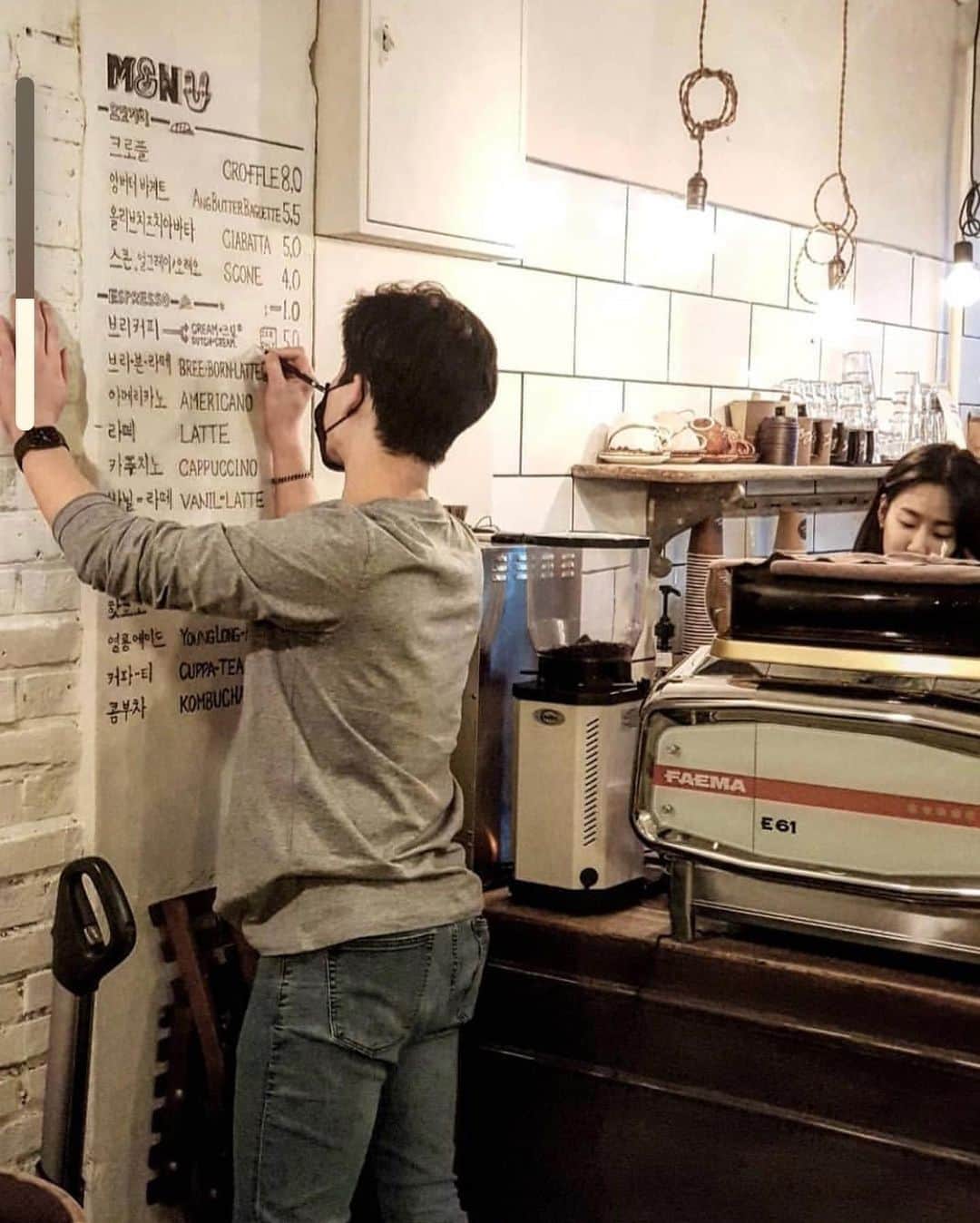 チョ・テグァンのインスタグラム：「NOW OPEN. :-O #브리커피  #breecoffee  #청담동131-14 #영동대로138길9  #프랑스성의문짝 #frenchcastledoor  200년전을 사랑하는... 맞습니다... @la___franc」