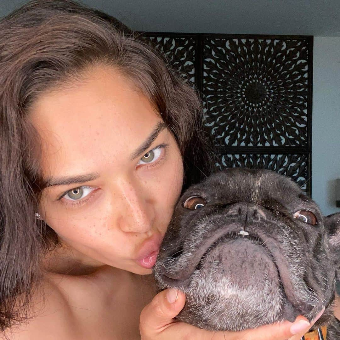 シャニーナ・シャイクさんのインスタグラム写真 - (シャニーナ・シャイクInstagram)「My #quarantinecompanion ❤️🐾」3月28日 1時50分 - shaninamshaik