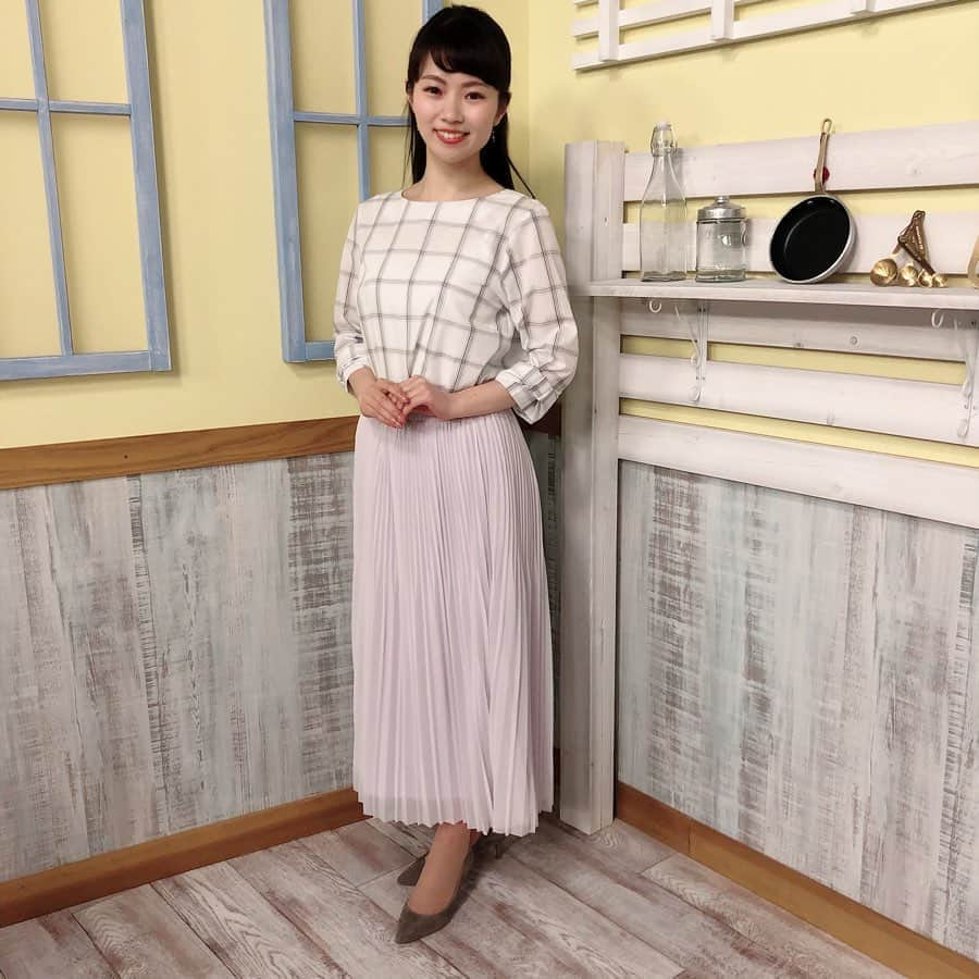 唐川美音さんのインスタグラム写真 - (唐川美音Instagram)「なないろスパイス衣装👗 3月21日の放送は、 YECCAVECCAさんすて岡山店から お借りしました♪  チェック柄ブラウスなんですが、 袖のところがさり気なくリボンに🎀 柔らかい素材のプリーツスカートも 広がり方がとても綺麗でした☺️✨ * * イエッカヴェッカのお店が さんすてから岡山一番街に移転されるということで、 どんなお店になるのかワクワクしています♡ (4月24日(金)リニューアルオープンだそう😳) いつも素敵な衣装をありがとうございます🌸 * * #YECCAVECCA #yeccavecca #イエッカヴェッカ #なないろスパイス #衣装 #提供 #春コーデ #チェックブラウス #袖リボン #プリーツスカート #リニューアルオープンわくわく」3月28日 1時50分 - mio_karakawa