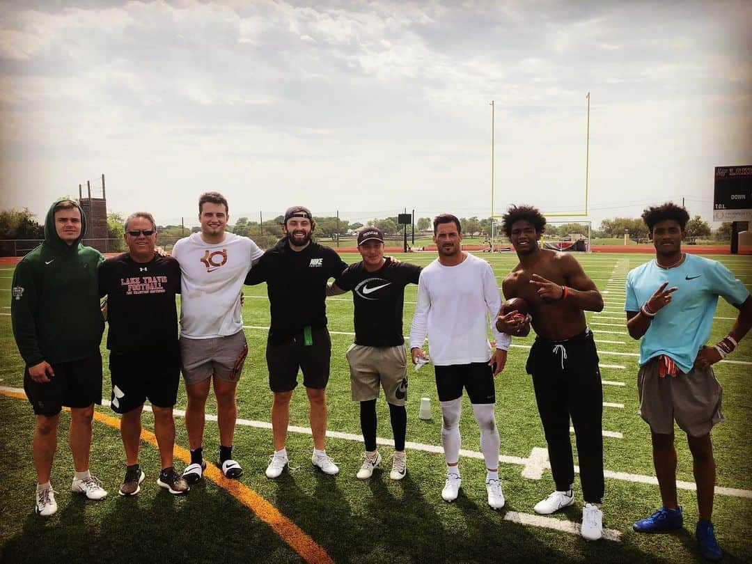 レイン・ギャリソンのインスタグラム：「Uncle Rico out here getting schooled by the best in Texas! @bakermayfield @charliebrewer16 @dannyamendola @cadebrewer10 @garrettwilson_v @thecalebburton」