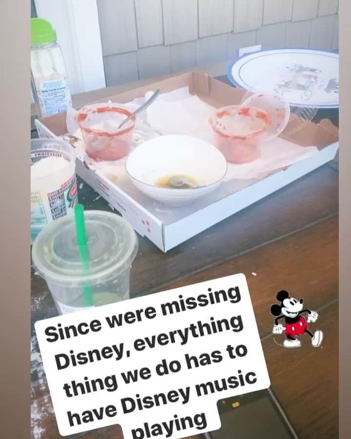 ニコール・ ポリッツィのインスタグラム：「Happy Friday everyone! Today’s a pizza party and Disney 🖤🔥 #family @jlavalle5 @sissygiovanna #stayhome」