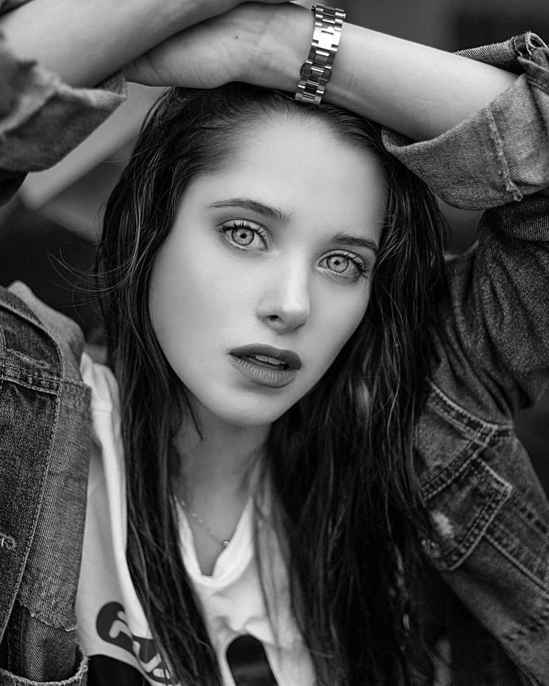 ミッチェル・オルベラのインスタグラム：「Black & White 🖤 . . . . 📸 @alejo_discover」