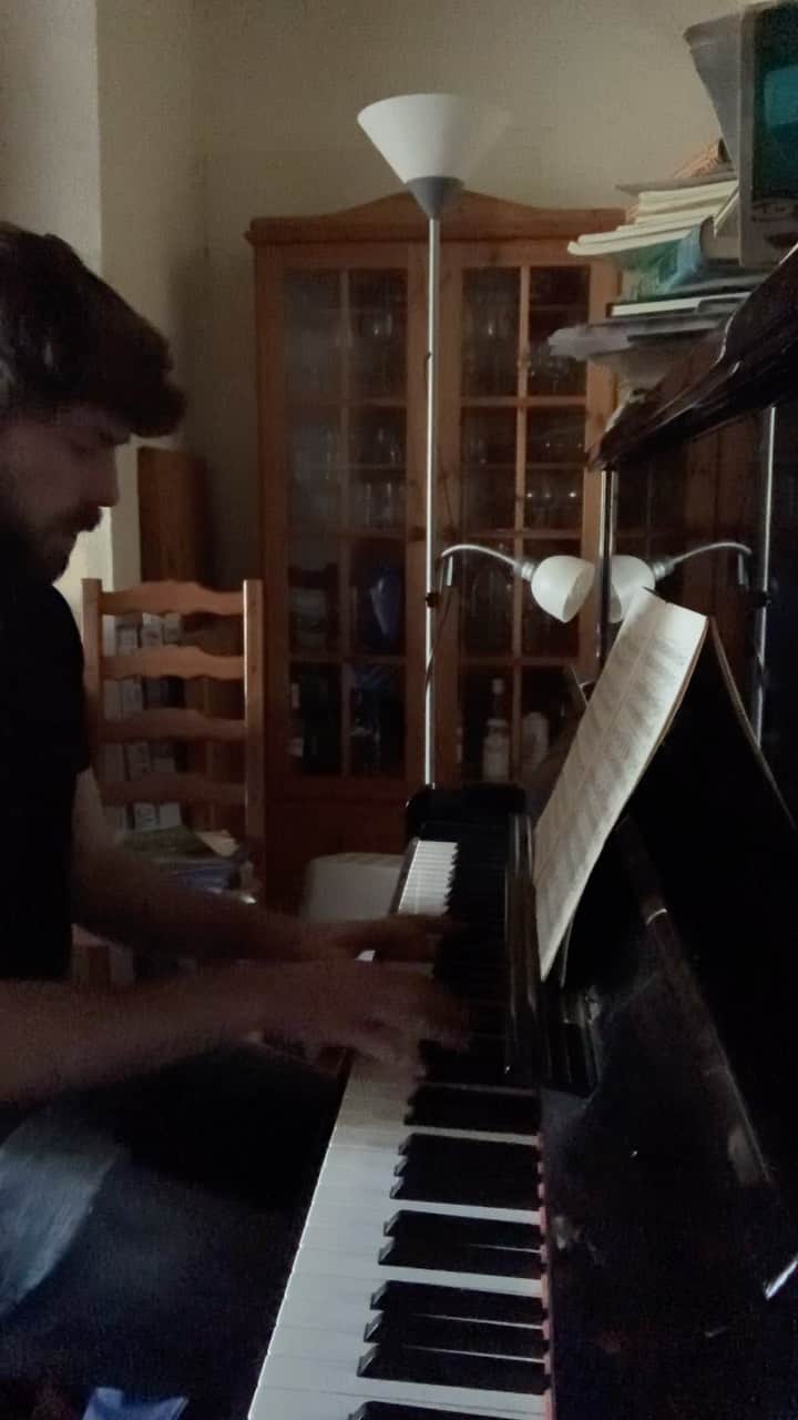 ニール・ブラウンのインスタグラム：「Taking the time stuck at home to practice 💪😁」
