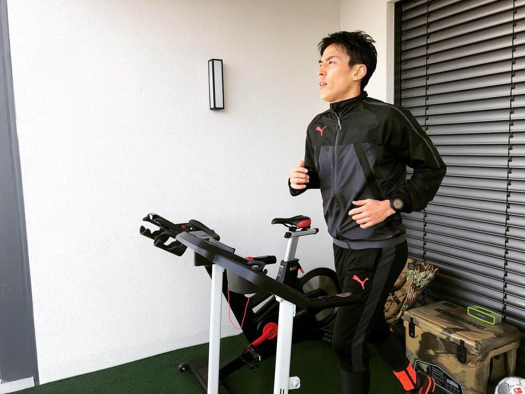 のインスタグラム：「*** Homework 🏃‍♂️🚴🏼‍♂️🏋️⚽️ #隔離生活  #今できることを  #quarantäne  #training  #zuhause」