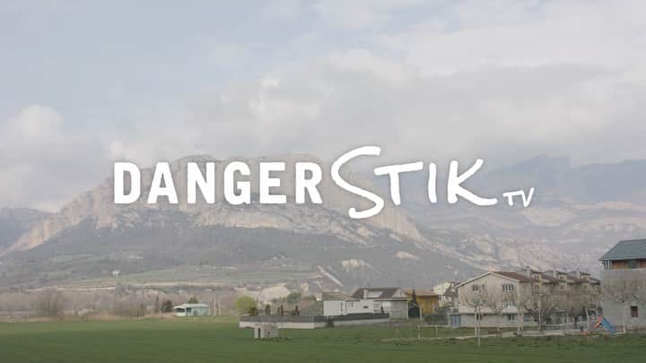 エミリー・ハリントンのインスタグラム：「New #DangerStikTV episode from just barely pre-Corona times. @adrianballinger and I went to Spain 🇪🇸 to climb, and soon realized that our climbing trip was far from an important thing happening in the world at the moment. Nonetheless we had 2 weeks of trying hard before it all began to unravel, beginning with a cancellation of Adrian’s Everest expedition. Interesting to watch something that happened so recently with an entirely different perspective and realize how quickly things have changed. // *Link in Profile* // Hope this provides a bit of entertainment right now! // Edit 📽 @susietheis」