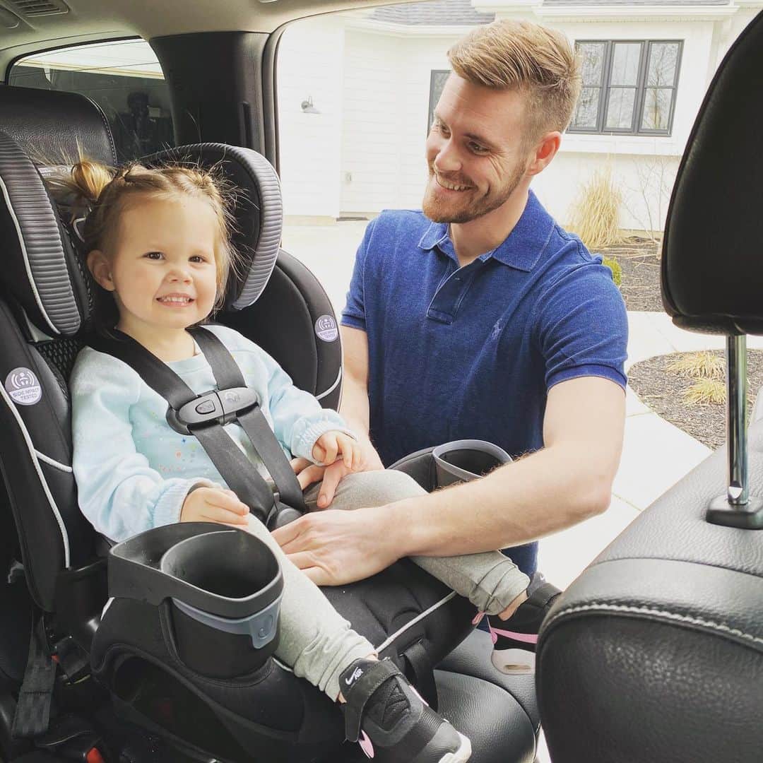 デービッド・ボウディアのインスタグラム：「🚨 CONTEST 🚨 w/ @evenflobaby 4-1 Carseat. With everything going on in our world right now, @evenflobaby and I want to bring some joy to your feed.  Here’s how to enter ⬇️ - Tag 3 friends in the comments - Follow @evenflobaby and @davidboudia  Enter by Sunday @ 12pm ET  and the contest winner will be randomly chosen and announced Monday in my story!」