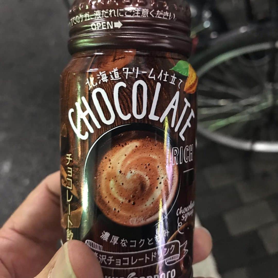 Larry のインスタグラム：「ミネラルウォーターを買おうと購入ボタンを押したのに、これが出てきた午前2時過ぎ。 BGMはりりィの「私は泣いています」」