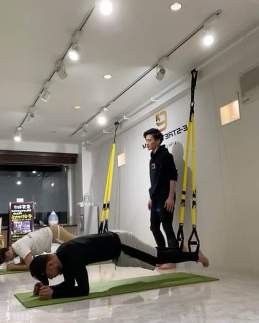 SONNYのインスタグラム：「インナーマッスル強化  コラボトレーニング . トレーナー @fitnesshota & ダンサー @tyjdryo . どんなに日常が崩れても欠かせないトレーニング。 未来の自分へ投資。 ”Health is Wealth” . パーソナル、グループレッスン、プロレベルから初心者まで幅広く対応してくれる @fitnesshota のトレーニング」