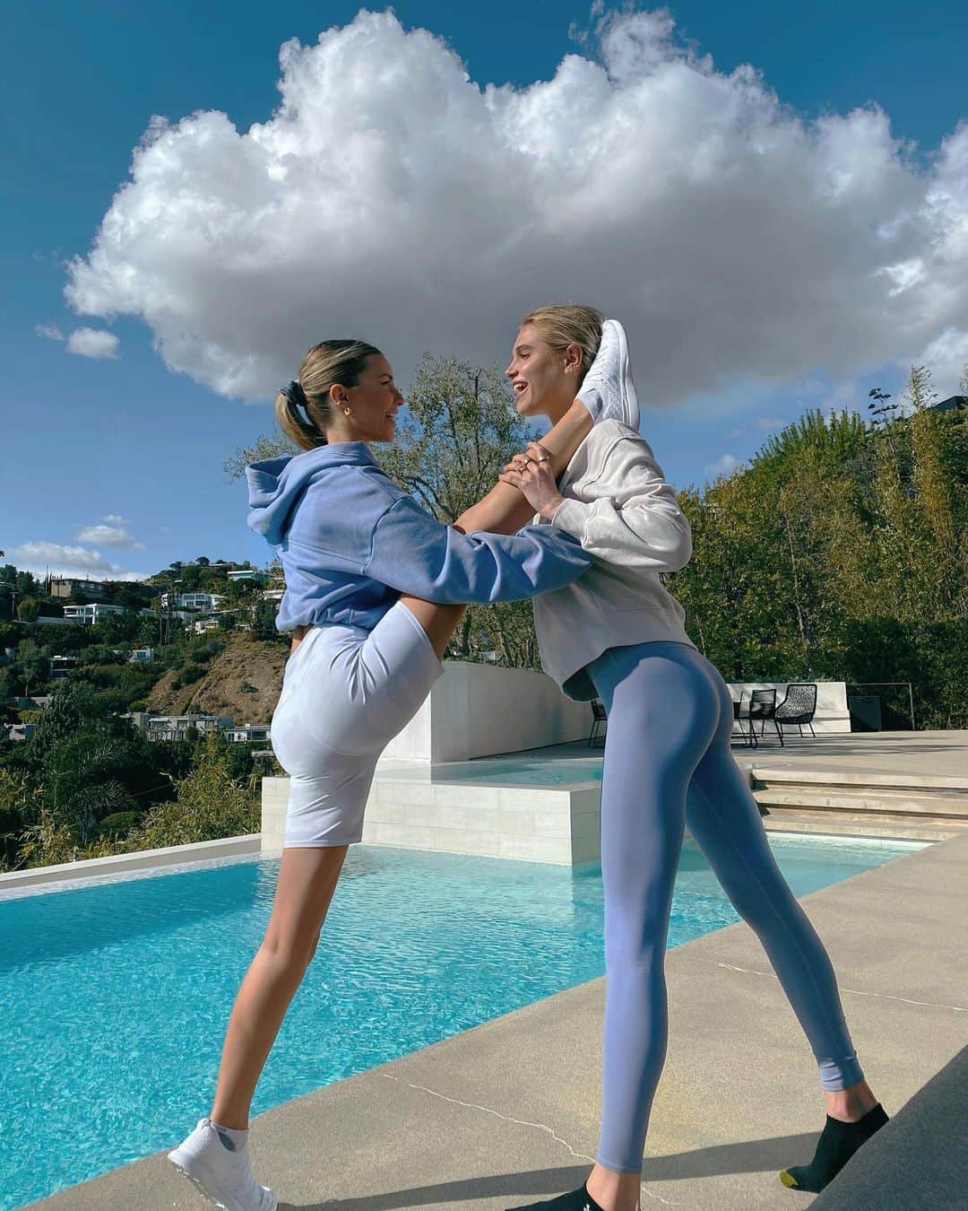 Katelyn Byrdのインスタグラム：「Staying positive at home, let’s try to take this time to be fully present. To love and support one another during these difficult times! 🙏🏻🤍🦋🌎 @aloyoga @meredithmickelson」