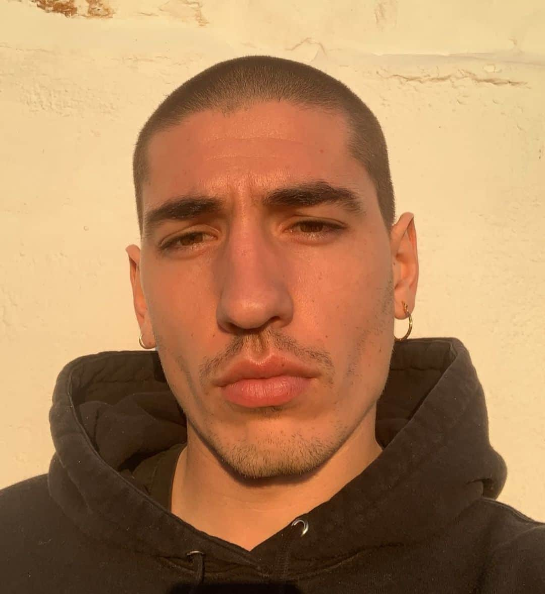 エクトル・ベジェリンさんのインスタグラム写真 - (エクトル・ベジェリンInstagram)「Stay home, enjoy the sun」3月28日 2時36分 - hectorbellerin