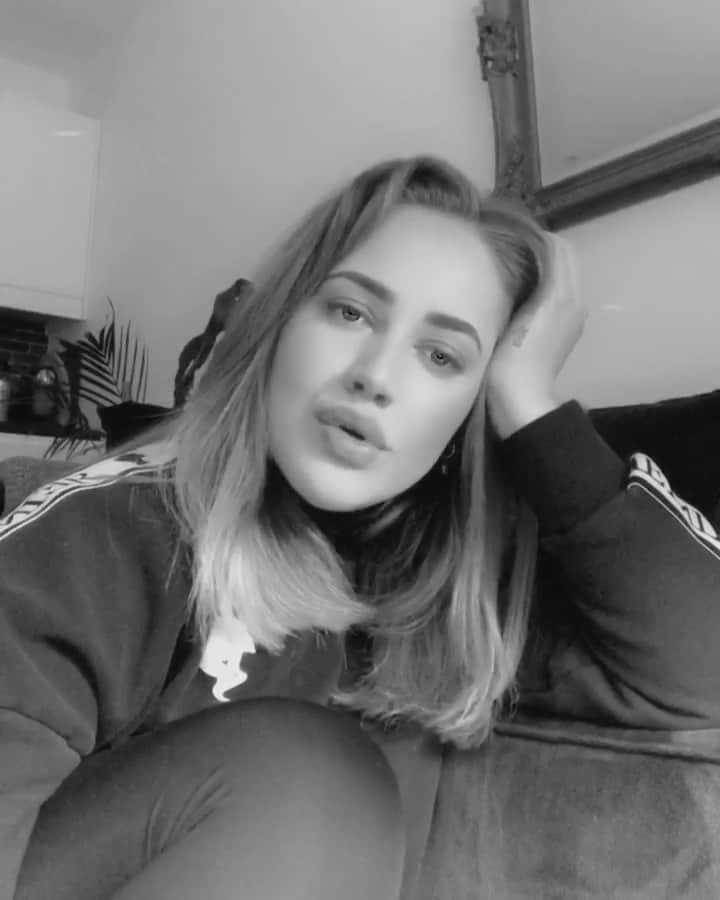 のインスタグラム：「Social distancing got me like... I know it’s not fun, maar wel heel erg belangrijk.🖤 Hoe ervaren jullie deze gekke periode? Ik mis mijn familie en vrienden ontzettend maar weet ook dat het juist belangrijk is om afstand te nemen zodat we zo snel mogelijk weer bij elkaar kunnen komen! Ik ben heel erg benieuwd hoe het met jullie gaat!! #flattenthecurve」