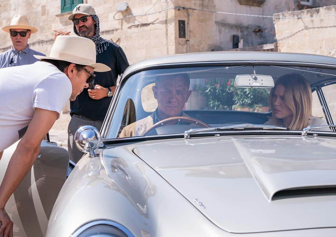 James Bond 007さんのインスタグラム写真 - (James Bond 007Instagram)「There’s a few hidden surprises in that Aston Martin DB5… Director @cary_fukunaga, Daniel Craig and Léa Seydoux shooting in Matera, Italy.」3月28日 2時45分 - 007