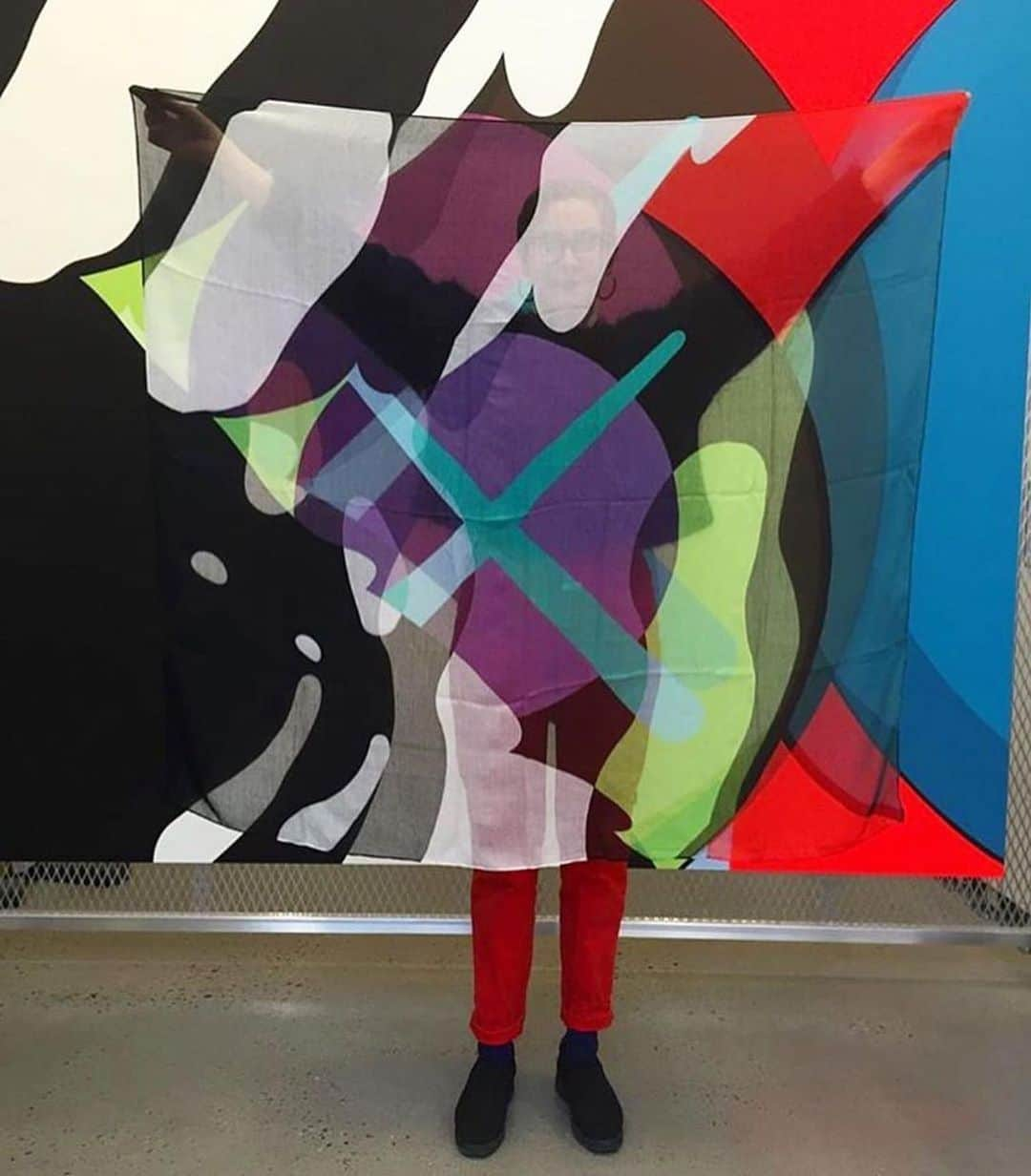 KAWSONEさんのインスタグラム写真 - (KAWSONEInstagram)「#Repost @massif_central ・・・ Sending warm thoughts and best wishes to all our friends, collaborators, and colleagues in New York ❣️ Tb visiting Brian’s studio with our @kaws scarf and painting as backdrop 💫 #KAWS」3月28日 2時59分 - kaws