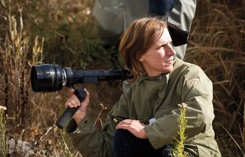 ミンディ・カリングさんのインスタグラム写真 - (ミンディ・カリングInstagram)「Kelly Reichardt is my female filmmaker Friday. Her movies are poetic but unpretentious, they are so direct that their beauty lingers long after I finish watching them. I saw “Wendy & Lucy” a decade ago and fell in love with her filmmaking. As someone who writes characters who are constantly talking, I was blown away by her restraint, even as it told the relatable story of a young woman in a dire situation. Now her latest movie, First Cow, is out and it’s a masterpiece. It’s so nice to discover artists whose approach is so different than my own but whom I love so much. What’s your favorite Kelly Reichardt film? #FemaleFilmmakerFriday」3月28日 3時01分 - mindykaling