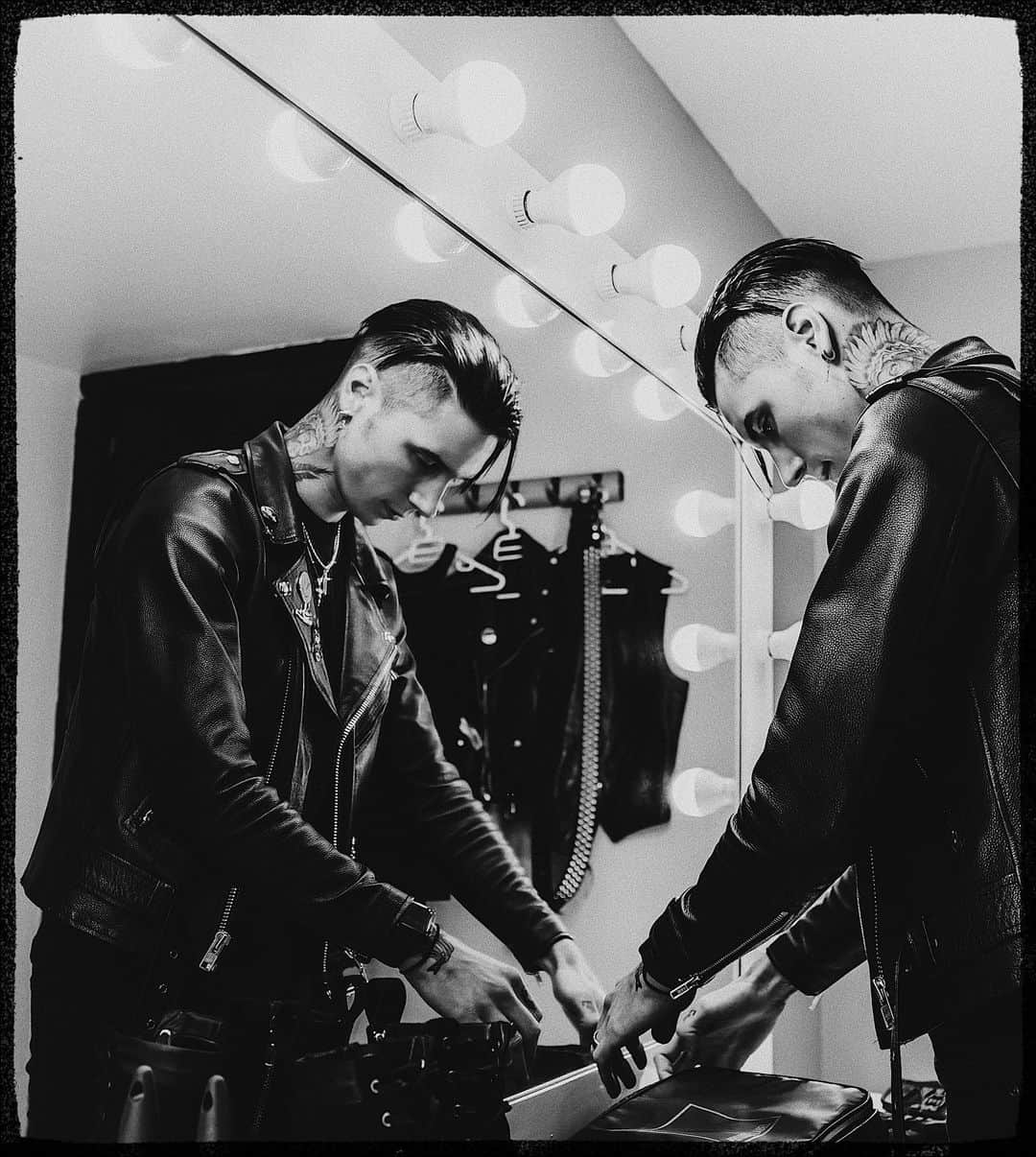アンディー・ビアーザックのインスタグラム：「“Tell me something, my friend. You ever dance with the devil in the pale moonlight?” 📸 @aaronberkshireofficial」