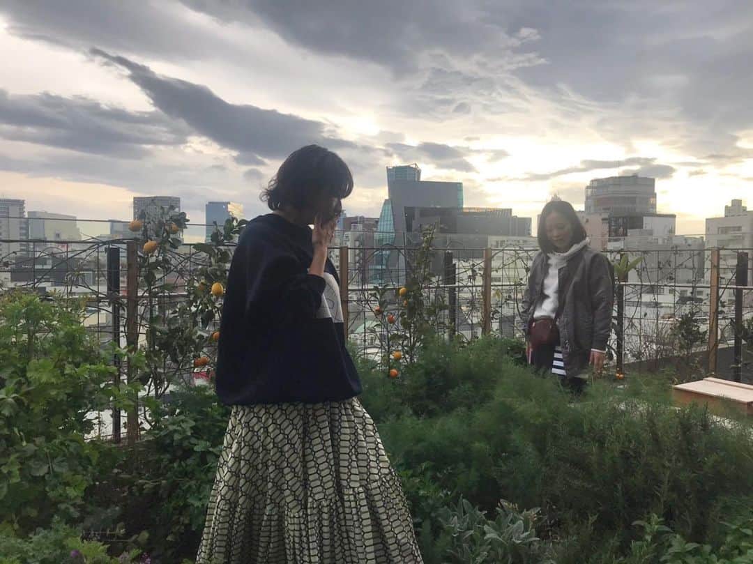 風間ゆみえのインスタグラム：「明日は雨が降ってくれるみたい 植物たち良かったね。  @eatripsoil にやってくる食材たちは、ひとつ一つ人の手と自然のちからのもとに作られているもの。都会のど真ん中で自然循環というものを改めて見つめ直す、心を正せるような素敵な場所だ。 そして、世界が、地球が、人類の歩みに休息が必要だと啓示される今、ものごとを自然基準で判断出来るようになりたいと思う。 自然と共存する私の暮らしもゆっくりと改めて考えてみたい。  今日は打ち合わせを終えて、明日からの臨時休業で販売上、消費期限を迎えてしまういのち(エネルギーの高いグロッサリー類)、大好きな天然発酵のすだちち(あまざけ)や、しぼりたてに近い濃厚なジャージー牛乳や、発酵菌にこだわった徳島から届く食パンや海苔のチャパタ、夫のコーヒーのお供にコーヒーチョコローフなどなどをずっしりと(重かった…)お買いものして帰りました。  eatripsoil では、お休みのあいだは配送で購入していただけるようです。 詳しくは、 @eatripsoil のInstagramをご覧下さい🙇🏻‍♂️✨ . . 色々と不安なことも多いですが、心は柔らかく柔軟にいられるように、週末も笑顔で過ごせるようにいたいと思います。  皆さまもこのお休みにゆっくりと心と身体を癒すことができますように🙏✨✨✨ #yumie_k_style」