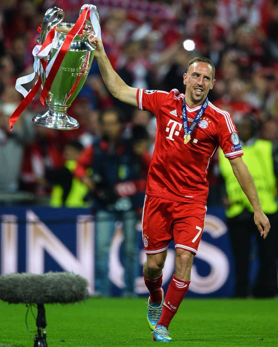 バイエルン・ミュンヘンさんのインスタグラム写真 - (バイエルン・ミュンヘンInstagram)「Heroes live FOREVER! 🏆🔥 #FlashbackFriday #Wembley2013  ____ #MiaSanMia #FCBayern #packmas #ChampionsLeague #Champions #UCL #football #soccer #Fußball @championsleague」3月28日 3時06分 - fcbayern