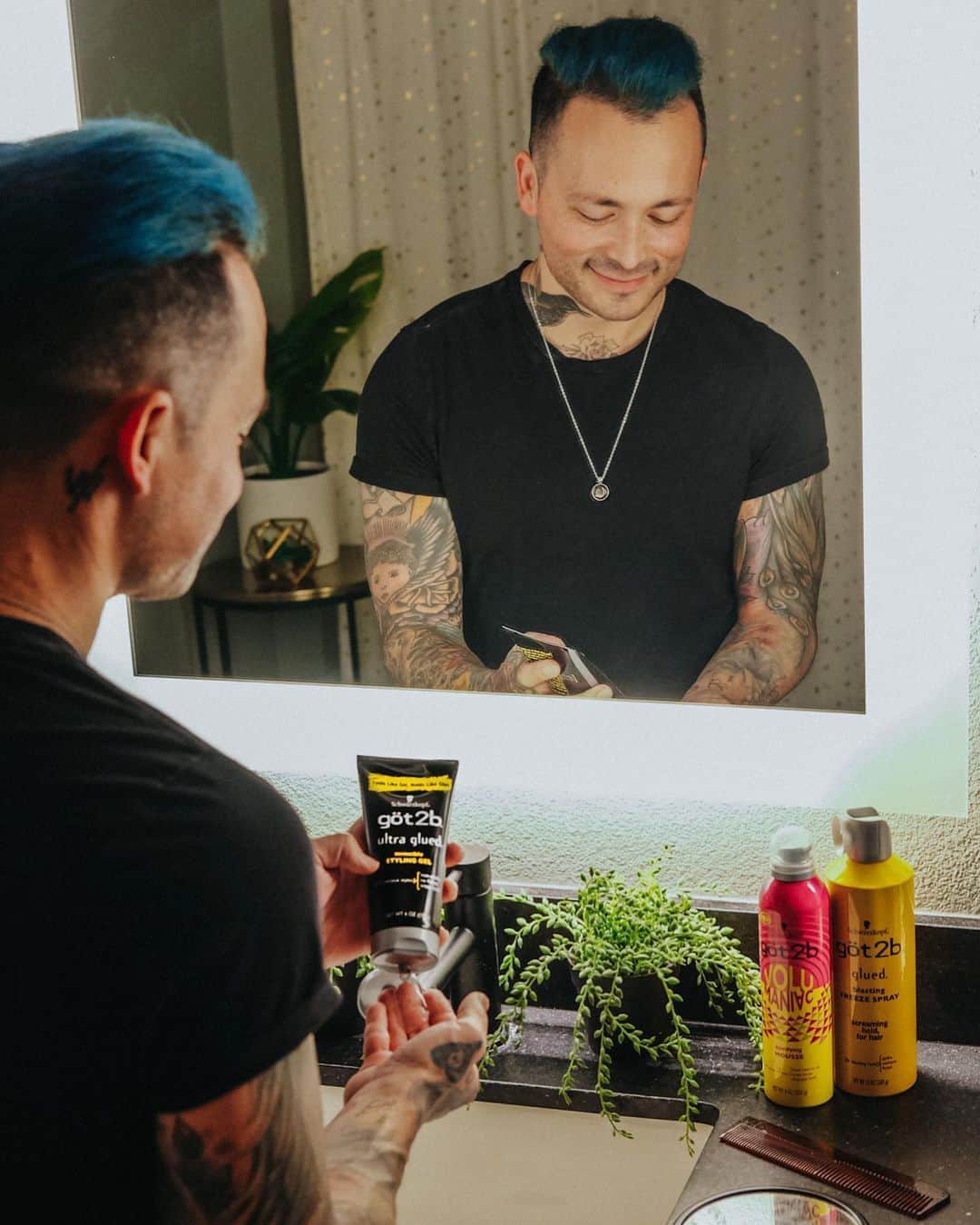 ニック・マーティンのインスタグラム：「ad Always love working with @got2busa and showing what products I’m using of theirs when I’m home & on the road. The got2b® Ultra Glued has always been the “go-to” for me as far as keeping an insanely strong hold that lasts me all day long. You’ve seen what I do onstage, so you know it works 🤪🤘🏽😂 No matter how vibrant my hair is & how many colors it may be, I like making sure it’s looking strong & healthy. Much love to the folks at @got2busa for always being awesome & keeping me looking fresh at home & when I’m on tour 👍🏽 @walmart #got2batWMT #forwhoeveryouwant2b」