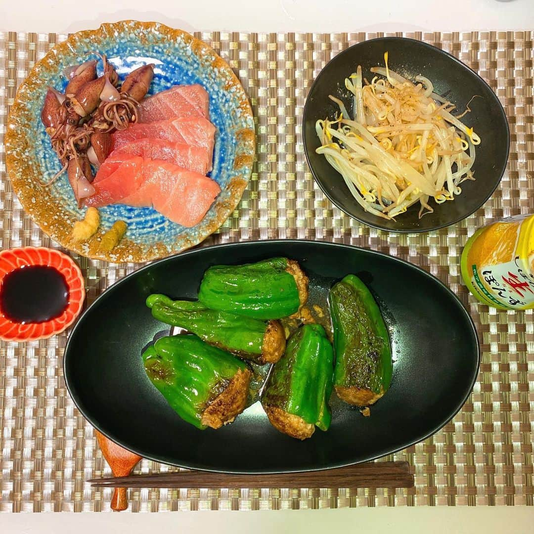 小峰みこさんのインスタグラム写真 - (小峰みこInstagram)「🍽 ピーマンの肉詰め もやしナムル マグロのお刺身 ホタルイカ スープも作った . #ごはん #japanesefood #おうちごはん #餐 #식사 #Makan #먹거리 #Lezat #맛있는 #好呷 #好吃 #コロナ #自粛 #自宅待機 #やることない #micoごはん」3月28日 3時14分 - mico_19911201