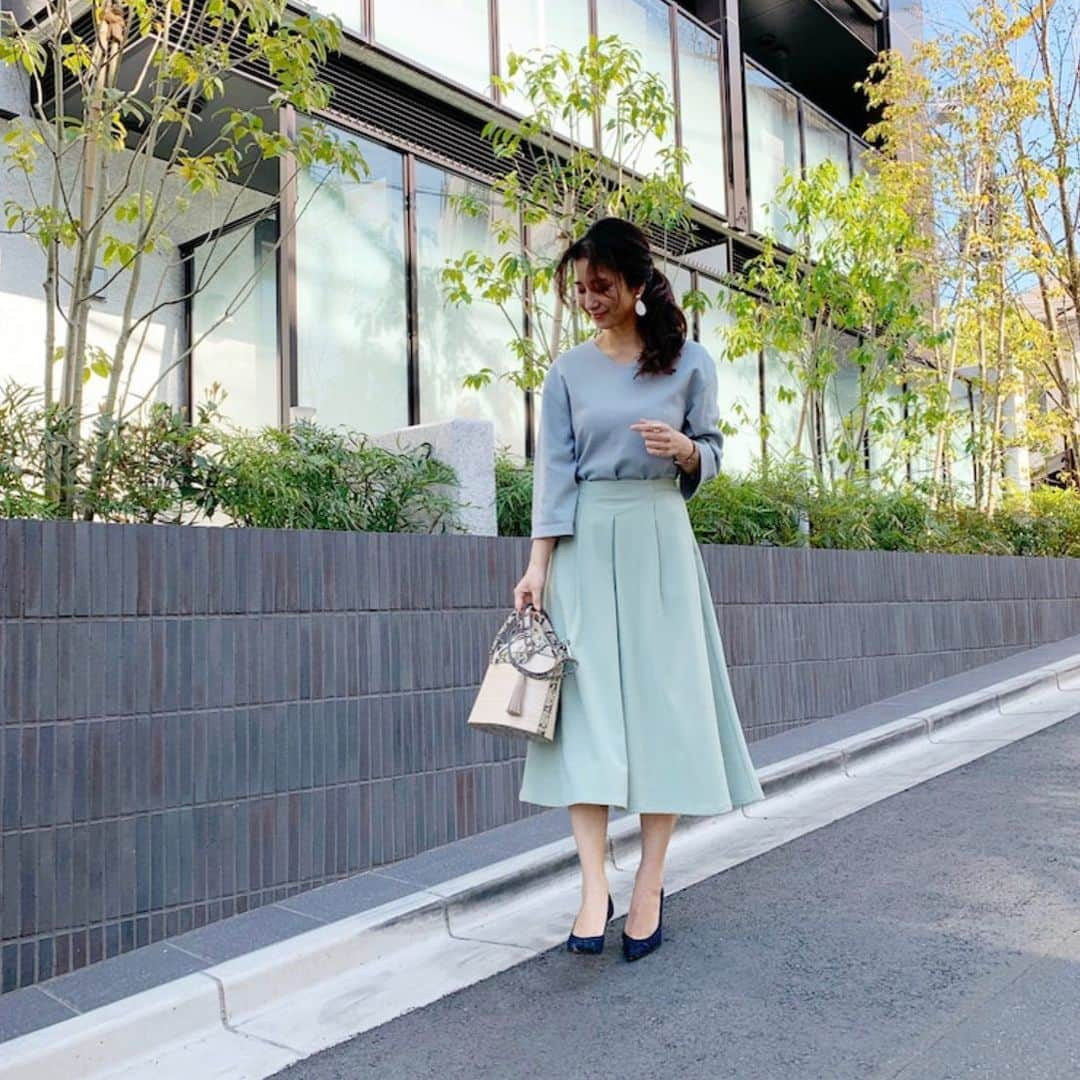 EDIST. CLOSET さんのインスタグラム写真 - (EDIST. CLOSET Instagram)「✳︎新作トップスで大人のガーリーコーデ✳︎ @edist.closet オフィシャルblog土曜日はmayuさん。  24時間SALE中の小物を使った着回しコーデをご紹介！ ▶︎ https://ameblo.jp/edist-closet/entry-12585275318.html  プロフィールからもリンクします。  トップス：#グレイッシュブループルオーバー スカート：#ミントグリーンタックフレアスカート バッグ：#タッセル付き型押し2WAYトートバッグ　 イヤリング：#ゴールドモチーフイヤリング #全身エディクロ  #edistcloset @edist.closet  靴：#ManoloBlahnik」3月28日 12時46分 - edist.closet