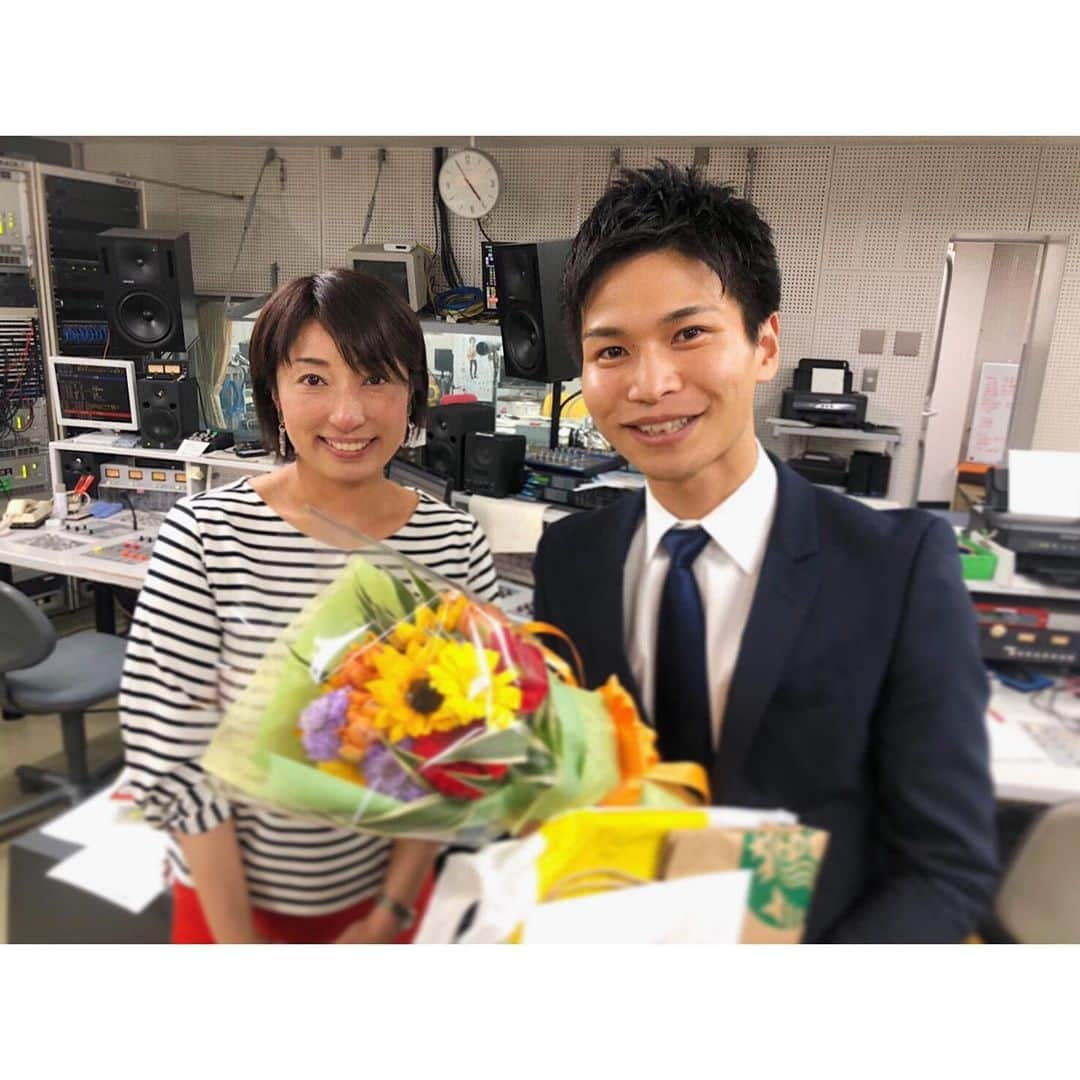 山田弥希寿さんのインスタグラム写真 - (山田弥希寿Instagram)「2020年3月26日木曜日 朝5時 突然の湿疹、下唇が腫れた。 「今日は山陰放送で最後の放送、大丈夫なのか・・・」 最悪の事態が頭をよぎった。  6時、いつも通り朝のランニング、この日は快晴。 大山の方を見ると、まるで背中を押してくれているような、力強い大山、そして眩しいくらいの朝日。 大山と朝日のエネルギーだろうか、湿疹と腫れは治まった。  そして迎えた、最後の放送『午後はドキドキ』  番組が始まる前から たくさんのメッセージが届いた。 番組終了まで届いたメール、その数「216」 中には、会社の休みを取って聞いているという人も。  キューシートと名のつく台本には、白紙のページが何枚もあった。私にだけ知らされていない。 何があるのだろうか・・・ 初めて担当した『Mポイント546』の喋りが流れてきた、声に芯がない。 1年目はこんなにもお粗末だったのか。  友香理さん、番組スタッフのサプライズは続く。  親友 江本一真の登場、そして母の登場・・・ 最後はEXILEの『道』が流れてきた。 込み上げてくるものを抑えながら、皆さんへ感謝の気持ちを伝えた。  番組終了後、ガラスの向こう側を見ると、たくさんの人が最後の放送を見守ってくれていた。 中には涙を流している人もいた。あの光景、この先忘れることはない。  この一週間、たくさんの人と会い、言葉を受け取った。 これだけ応援してくれる人がいる。 全て力に変える。  4月から新たなステージ、 山陰で過ごした4年間を胸に、歩き進む。  立派な喋り手になって山陰放送に、 そしてリスナーの皆さんに恩返しだ。  #山田弥希寿 #ありがとうございました」3月28日 12時54分 - mikitoshi_617