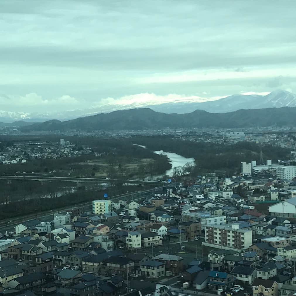 金戸覚さんのインスタグラム写真 - (金戸覚Instagram)「焼肉食べて岩手山に光が射すのを見て大きく深呼吸して。帰京して自粛するでがんす。」3月28日 12時58分 - kanetosatoru