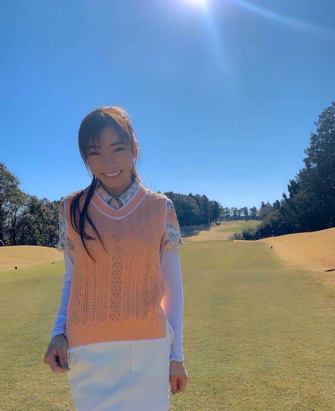 石関いづみさんのインスタグラム写真 - (石関いづみInstagram)「☺︎*･ New Collection🌈 コーデは春らしく花柄に🌸 ・ ・ tops #riendasuelta best #riendasuelta skirt #fivestar accessory #4clovercross ・ ウェアは @vividgolf で購入出来るよ🌟 ・ ・ #いづみんゴルフ #いづみん #ゴルフ #ゴルフ女子 #ゴルフコーデ #izumingolf #izumin_golf #golf #golfgirls #coordinate #sport #골프 #กอล์ฟ」3月28日 12時59分 - izumingolf