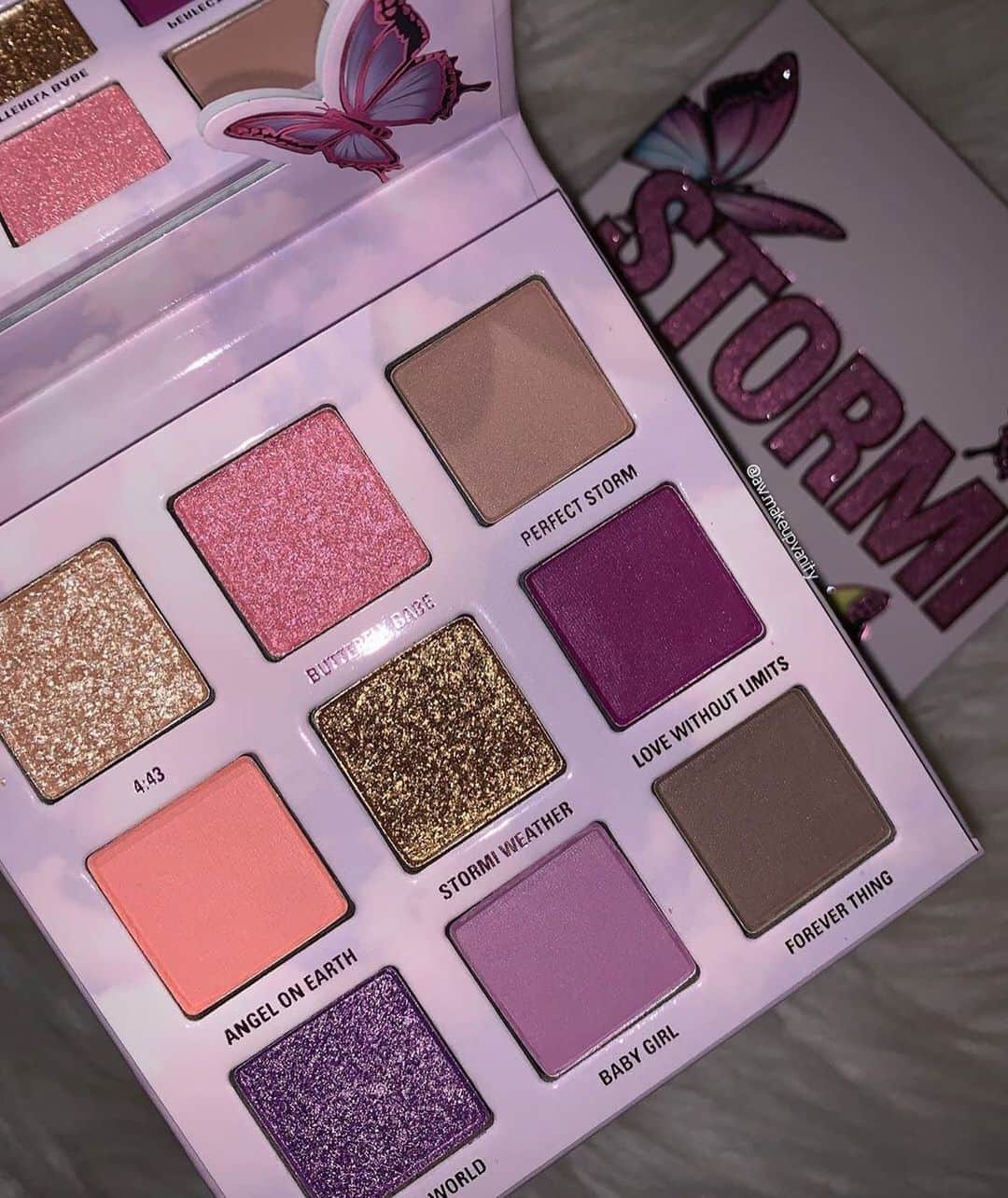 Kylie Cosmeticsさんのインスタグラム写真 - (Kylie CosmeticsInstagram)「forever dreaming of the mini stormi palette 🥰🦋 cute pic by @aw.makeupvanity」3月28日 12時59分 - kyliecosmetics