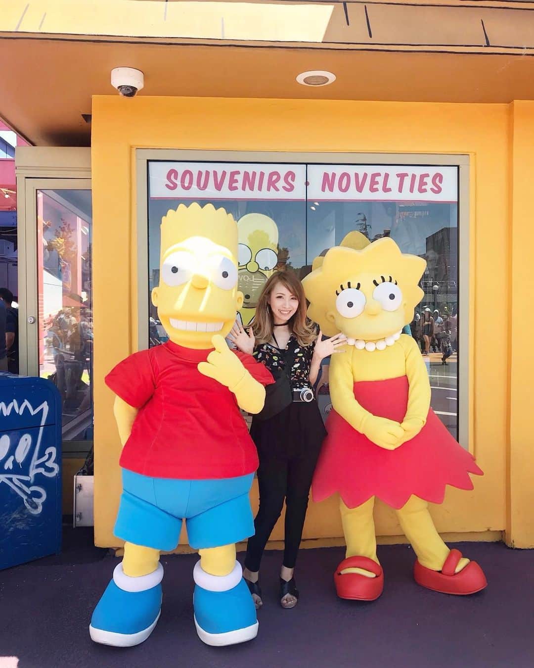 Marinaさんのインスタグラム写真 - (MarinaInstagram)「With Bart and Lisa👫🏼🍩💛💗 . . #AldiousMarina #Simpsons #bart #lisa」3月28日 13時10分 - aldiousmarina