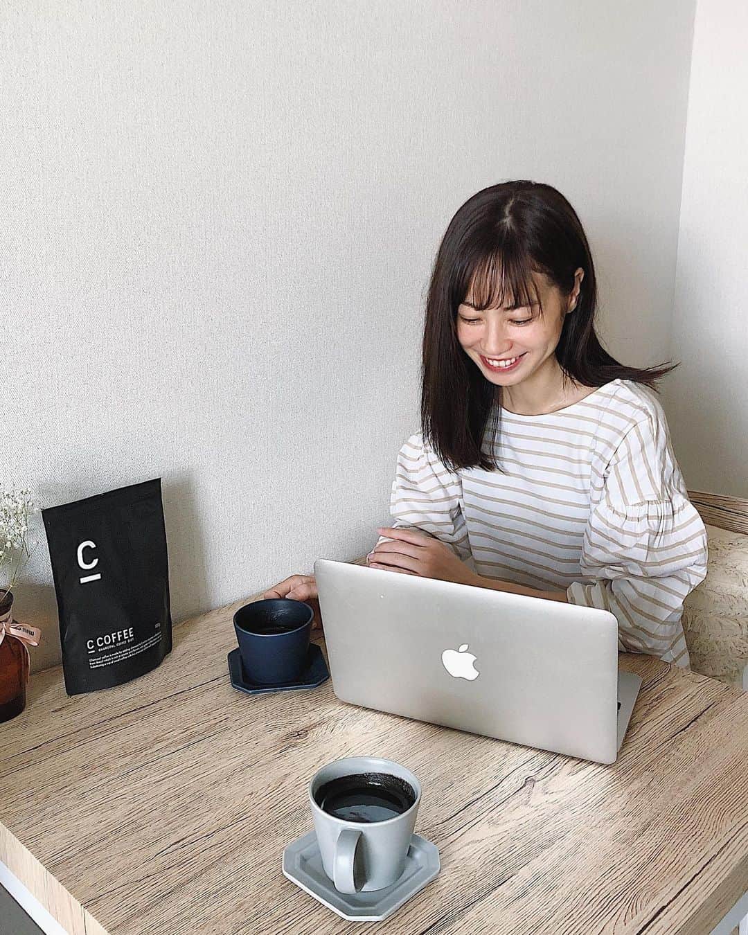 伊藤沙織のインスタグラム：「今週末は、おうち時間を大切にします😌💕日々忙しくてあっという間に過ぎてしまう時間を、こういう時だからこそやりたかった事や普段出来ない事を挑戦しようっと✨ 今日は飲んでみたかった新発売のチャコールクレンズができるコーヒー「C COFFEE」を朝から淹れて、英語の勉強のお供にしました☕️ 炭の粉末が入ったチャコールコーヒーはパッケージもクールでかっこいい🖤Nikiさんと田辺莉咲子さんの広告も付いてきたけれど、綺麗な人がオススメするコーヒーだから、コーヒー好きな私も味わって頂きたいと思います🥰 ゆるーく糖質制限をしているので(本当にゆるーく笑)、脂質代謝を高めて素早くエネルギーに変えるダイエッター向けのMCTオイルを配合されていて消化吸収が良いそうです🏃‍♀️脂肪燃焼効果を高めてくれるうえにおいしくて飲みやすいなんて最高🙆🏻‍♀️次は豆乳で割って飲んでみようかな🌿  @c_coffee_official  #C_COFFEE #チャコールクレンズ #チャコールコーヒー #ダイエットコーヒー #ダイエットサポート #無理せずキレイ #炭で吸着 #コーヒー #美容 #Niki #田辺莉咲子 #CHARCOAL #COFFEE #PR #DIET #頑張らない #ダイエット #チャコールコーヒーダイエット」