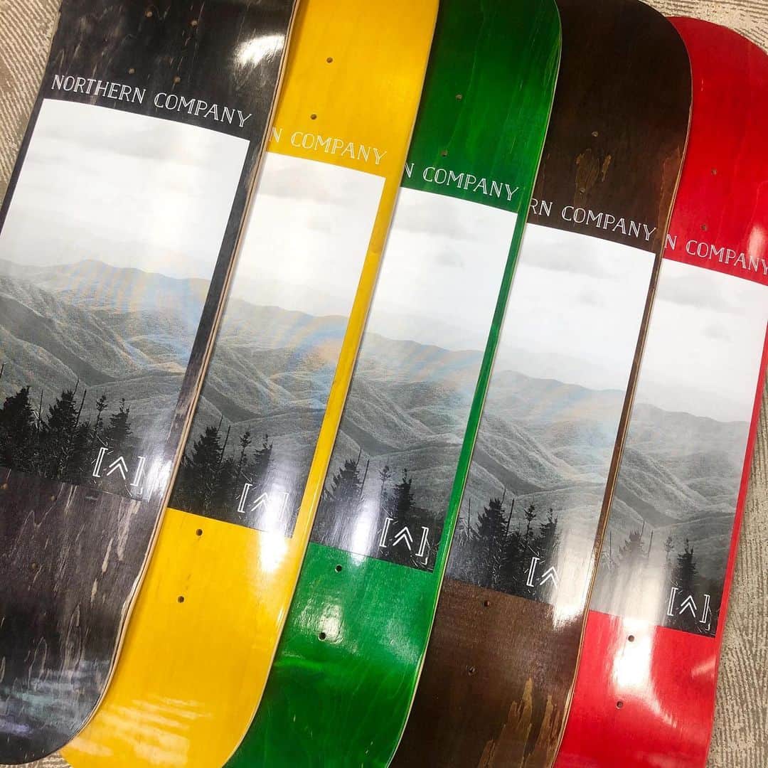 のインスタグラム：「NORTHERN COMPANY からデッキが入荷✨ 日本にもよくツアーなどで来日したり、日本人 スケーター/アーティスト 👨‍🎨の村井 大輔氏とのコラボデッキも記憶に新しい親日ブランド🤝 今回は以前にも出ていたチームモデルの “MOUNTAIN” シリーズが  8.0inch (BROWN, RED, GREEN STAIN)と 8.25inch (BLACK, YELLOW STAIN)の2サイズになります💁🏻‍♂️ @northernco #northerncompany #skateboard #skateboarding #skater #カリフォルニアストリートスケーター #カリスト #スケートボード #スケボー #スケーター#californiastreet #calst」