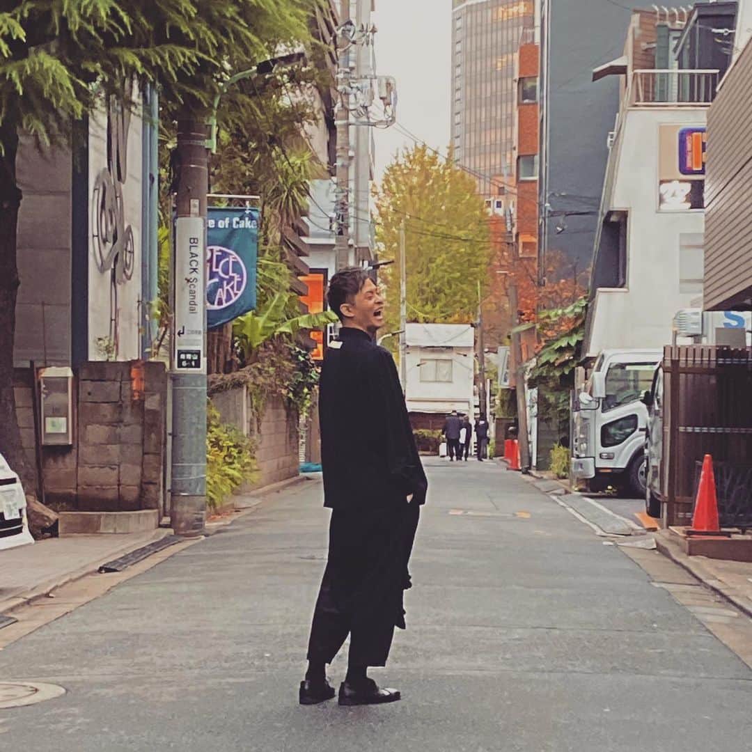 石毛翔弥のインスタグラム：「いまさらながら 去年撮り直した宣材のオフショット  #宣材写真 #ブラックコーデ #ゆったりコーデ #銀髪 から #黒髪 #短髪男子 #古着 #古着コーデ #破顔」