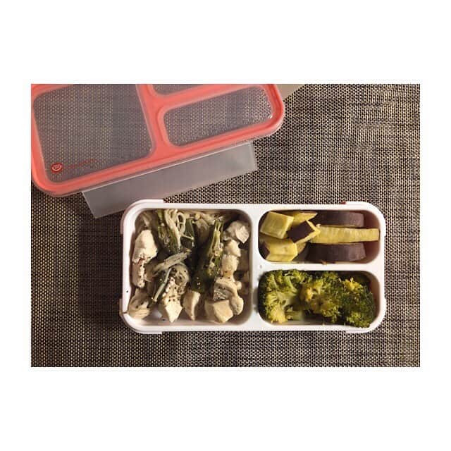みのり(26)＠東京 ダイエットのインスタグラム：「お昼ごはん . 胸肉 さつまいも🍠 ブロッコリー オクラ 舞茸えのき . . #新しいお弁当箱 💓 #foodmanmini . . ◉ライザップ公認の紹介アンバサダーです。 〜紹介特典で、お安く入会できます〜 . ▶︎全国どの店舗でもOK ▷２週間のトライアルコースもあります(^_^)/ ▶︎カウンセリング予約前にご連絡ください . ◎入会やカウンセリングをお考えの方、 ご質問なども、DM✉️ください。 . ★トレーニング見学もできます★ . 📺RIZAP TVCM出演 🏅RIZAP BMG ファイナリスト2017.2018 . #rizap #ライザップ . #ダイエット #diet #ダイエット日記 #レコーディングダイエット #instadiet #ダイエット仲間募集 #ダイエッター #公開ダイエット  #昼ごはん #昼御飯 #lunch #昼ご飯 #昼食  #おうちごはん #糖質制限 #healthyfood #healthylifestyle  #fitmeal #고구마 #oneplate #cleanmeals #lowglycemic」