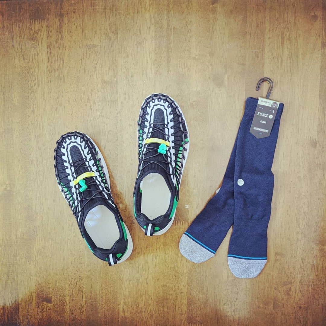 山下晃和さんのインスタグラム写真 - (山下晃和Instagram)「【FASHION】洋服とか靴とか帽子を買うといつでもテンション上がりますよね  こちらはUNEEK SNK ユニーク スニーク  アウトドアやキャンプでのイメージが強かったKEENが、UNEEKシリーズで一気にファッションにも拡がりました  ユニークオーツーを経て、ユニークスニークとなって今度はストリートへ  デザインも、白いミッドソールも、アウトソールのパターンも、カラーリングも。ど真ん中のストライク⚾  スタンスソックスに合わせてもよし 裸足でもよし  これなら 日本未発売のWranglerのガチ作業着であるオーセンティックシリーズのカーペンターパンツを履きたいかも。テーパードなしのストレート。いわばフォーシーム これはブーツ（アウト）を履けるようにするため  タマニワのスウェット型カーディガン、ポロスポーツのマフラー、ベルト、NEWERAのキャップで完全なる若づくりスケーターおじさんの出来上がり！  #KEENFEST がKEENの公式You Tubeで始まります 14:30〜  #KEEN #KEENAMBSSADOR #KEENJAPAN #FASHION #KEENUNEEK #UNEEKSNK #ユニークスニーク #ストリート #STREET #TOKYO #JAPAN #ファッション #TAMANIWA #Wrangler #polosport #poloralphlauren #ポロスポーツ #スニーカー #リフレクター #自転車にも良い #カーペンターパンツ #ペインターパンツ #carpenterpants #洋服好き #トリプルステッチ #ワークウエア #NEWKEENKICKS #detoxourplanet」3月28日 13時34分 - travel_akikazoo
