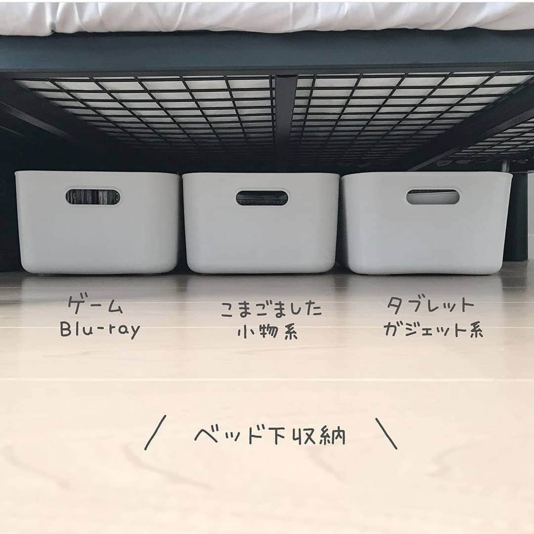 4meee!さんのインスタグラム写真 - (4meee!Instagram)「ベッド下もしっかり活用しよう！ . 収納スペースは有限だからうまく使って、スッキリさせるのがコツ . とくにベッド下やクローゼットのスキマ収納は、いろんなアイデアがあるので要チェック！ ❣️ ﻿Photo by　@ot.jak . 流行りのアイテムやスポットには　@4meee_com をタグ付けして投稿してください🎀 . #4MEEE#フォーミー#アラサー女子#女子力向上委員会﻿ #グレーインテリア #ホワイトインテリア #モノトーンインテリア #一人暮らし #シンプルな暮らし #一人暮らしインテリア #ワンルームインテリア #シンプルライフ #持たない暮らし #ひとり暮らし #ひとり暮らしインテリア #room #roomtour #nitori #ニトリ #無印良品 #やわらかポリエチレンケース #ベッド下収納 #脚付きマットレス」3月28日 13時45分 - 4meee_com