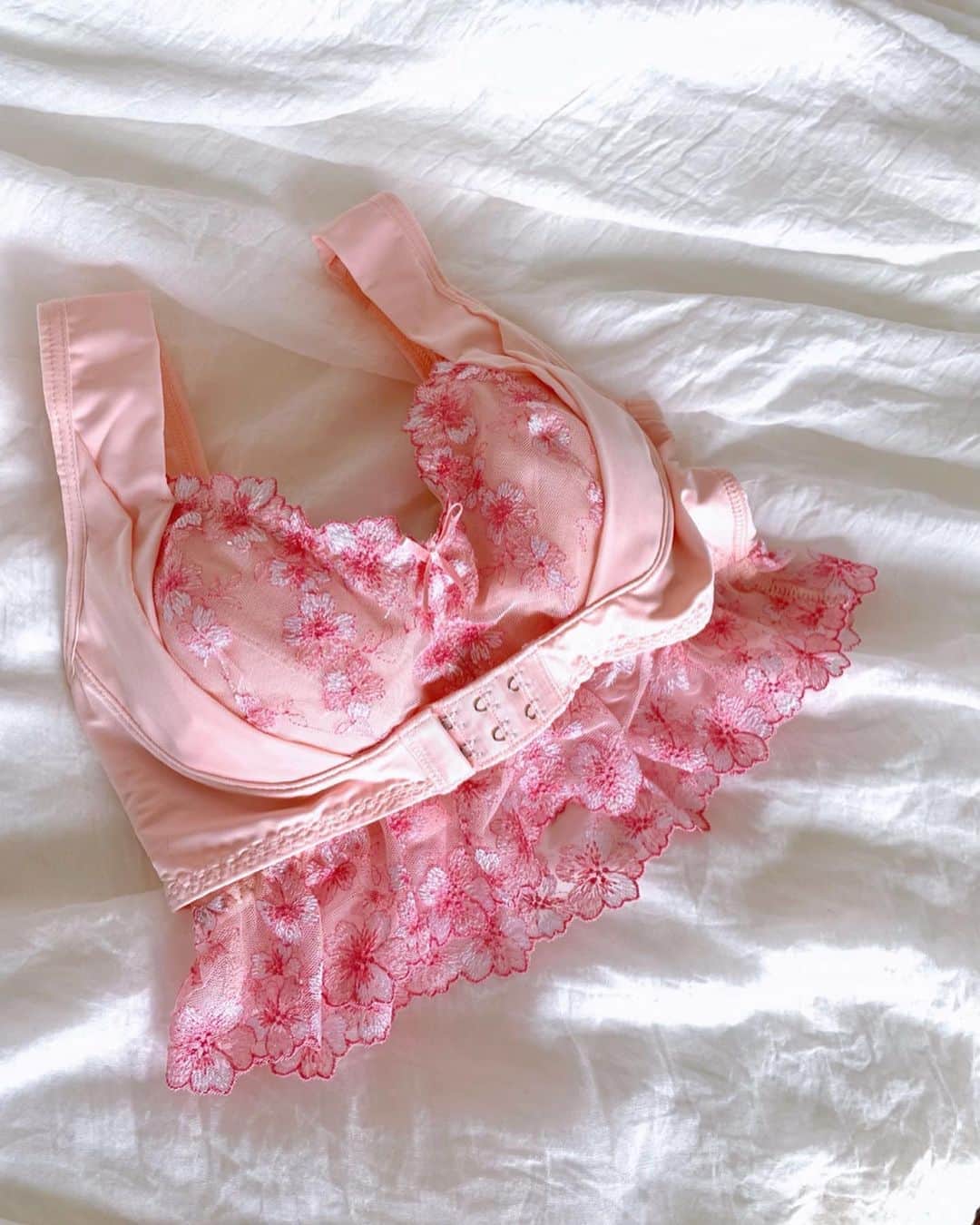 のインスタグラム：「⁑ 大人気ふんわりルームブラからNEWカラー「SAKURA」が登場🌸🌸🌸 @roombra  レース部分が桜になってて、これは自粛で外のお花見できない今こそ、気分が上がる素敵アイテム⤴︎ 春の気分味わおうね👒 生地は柔らかくてとっても心地良いよ、私はいつもS-Mサイズ  #ふんわりルームブラ #ルームブラ #ナイトブラ #アンジェリール #angellir #pr #桜 #さくら #サクラ #sakura #pink #ピンク #レース #kawaii #lovely #flowers #女子力 #女子力アップ」