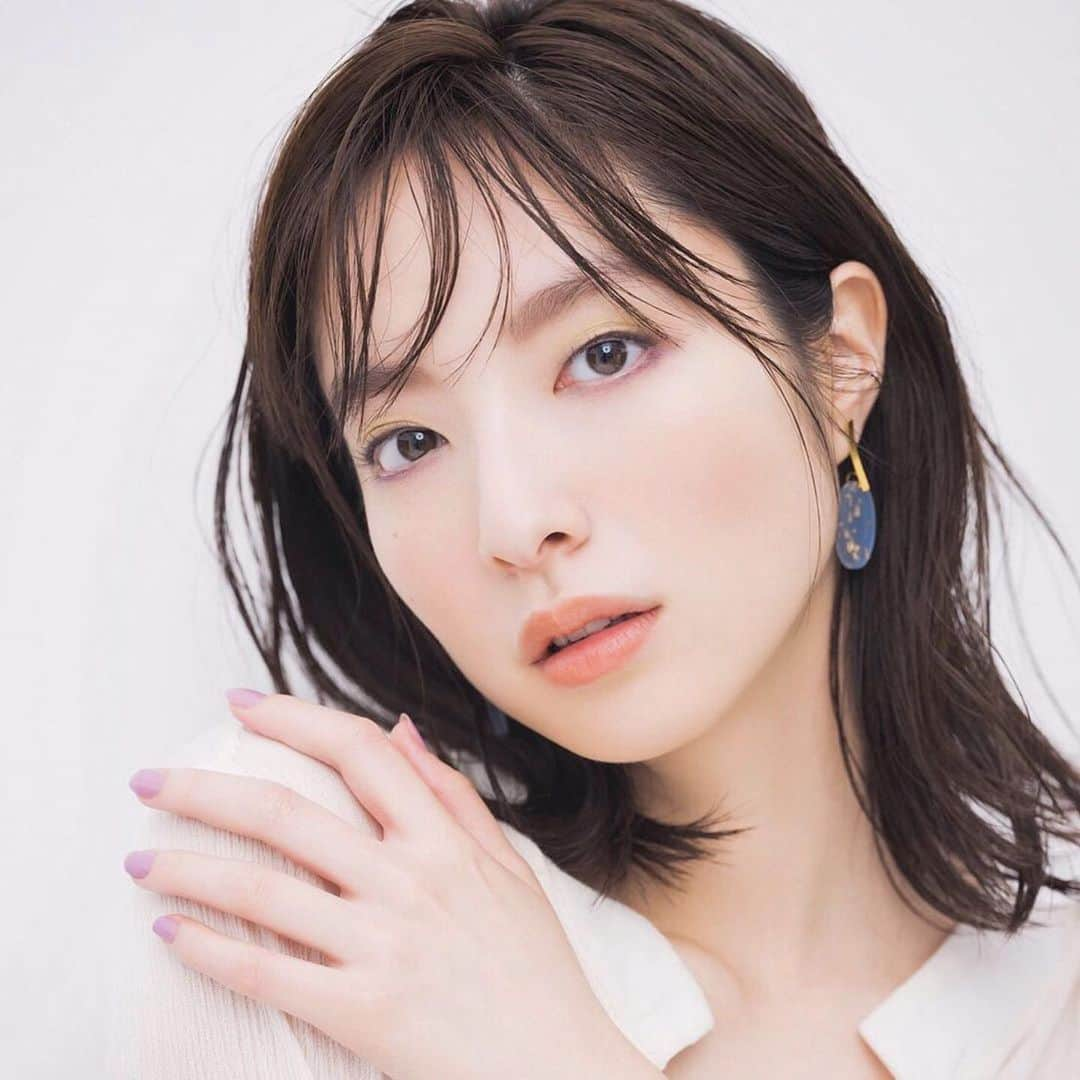 長井かおりさんのインスタグラム写真 - (長井かおりInstagram)「@maquia.magazine 5月号💕_ 「自分を生かす ベースメイク100問100答」！_ じっくりみてね💗_  #Repost @sakisato29 with @get_repost ・・・ MAQUIA5月号発売中🌼 是非見てください〜！よろしくお願いします。  #佐藤さき　ちゃん　#maquiamagazine #マキア5月号　#ベースメイク　#100問100答」3月28日 14時11分 - kaorimake