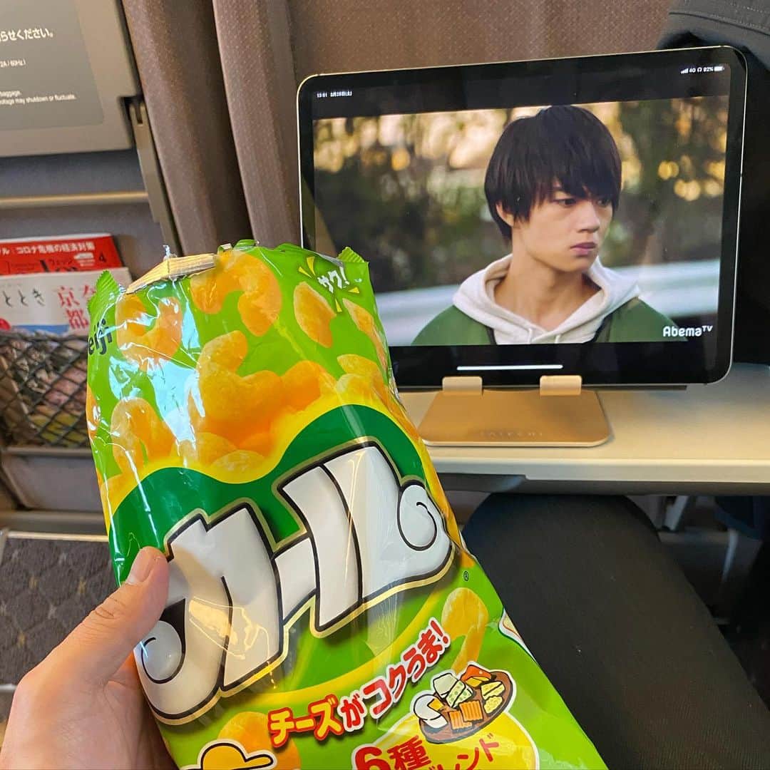 のインスタグラム：「週末の大阪での予定が中止になって帰京。 新大阪駅でカール買えた。  #僕だけが17歳の世界で #カール」