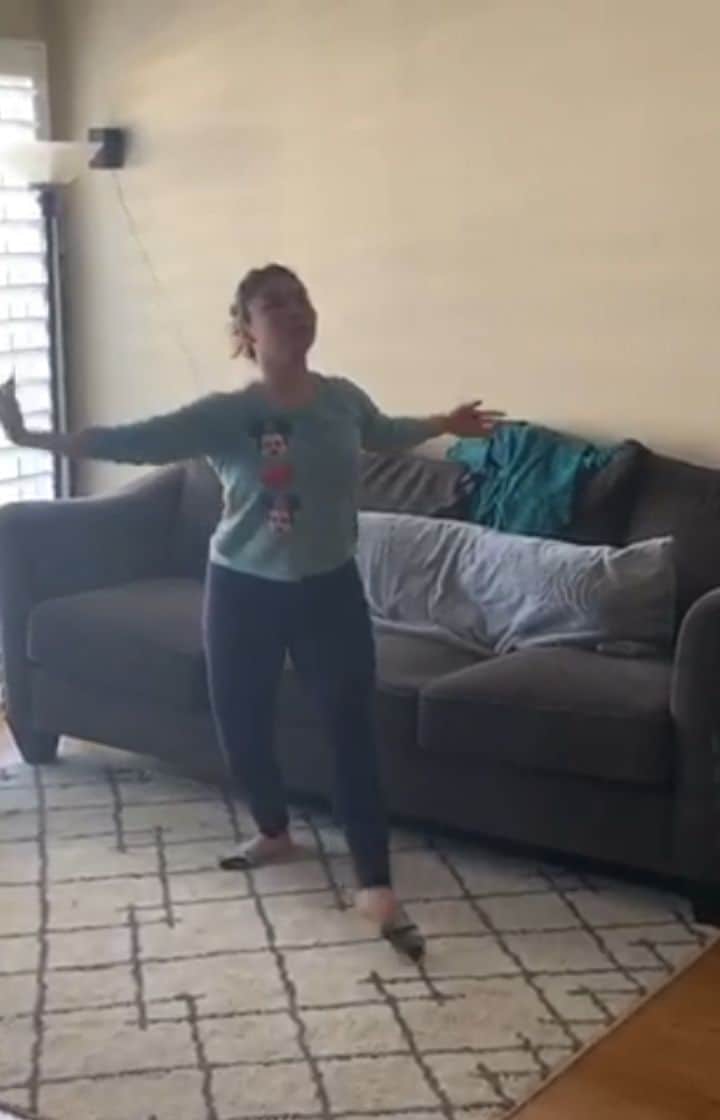 ベアトリサ・リャンのインスタグラム：「Some @markmeismer choreo to feed the soul. This is obviously more my style vs hip-hop... this is how I like to move on the ice so it was what I was feeling today since I'm not able to be on the ice. Also, I forgot that dancers like to turn and kick with the other side so watch me wobble on my turns and struggle to get my right leg up 😂 Thanks @clistudios for letting me #keepdancing! ❤️」