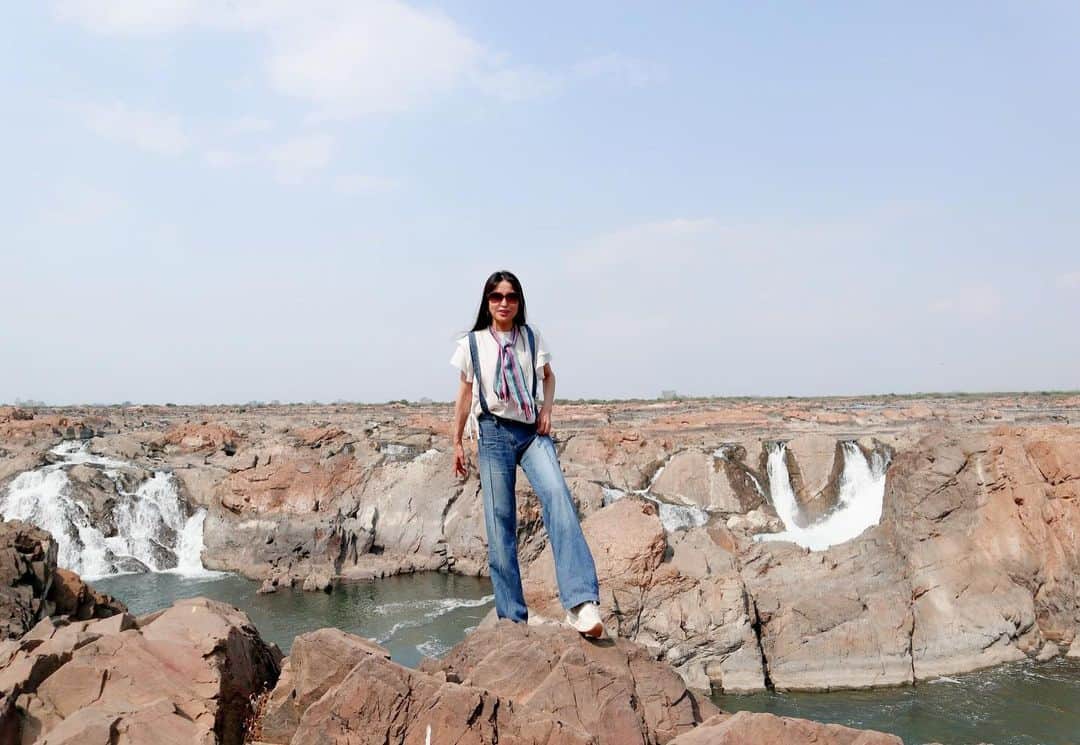大桃美代子さんのインスタグラム写真 - (大桃美代子Instagram)「A waterfall on the border between Cambodia and Laos.🇬🇧、 在柬埔寨和老挝之间的边界上的瀑布。🇨🇳、 캄보디아와 라오스 국경에있는 폭포.🇰🇷、 カンボジアとラオス国境にある滝、  ソピアミット滝。  乾季なので、水はすくなめでした。  #ラオス国境#カンボジア##FAMTrip#funtotrip#ソピアミット滝#いかつい私# #Cambodia #KingdomofWonderFeeltheWarmth #タビジョ#思い出#大人旅#いつか」3月28日 5時27分 - miyoko_omomo