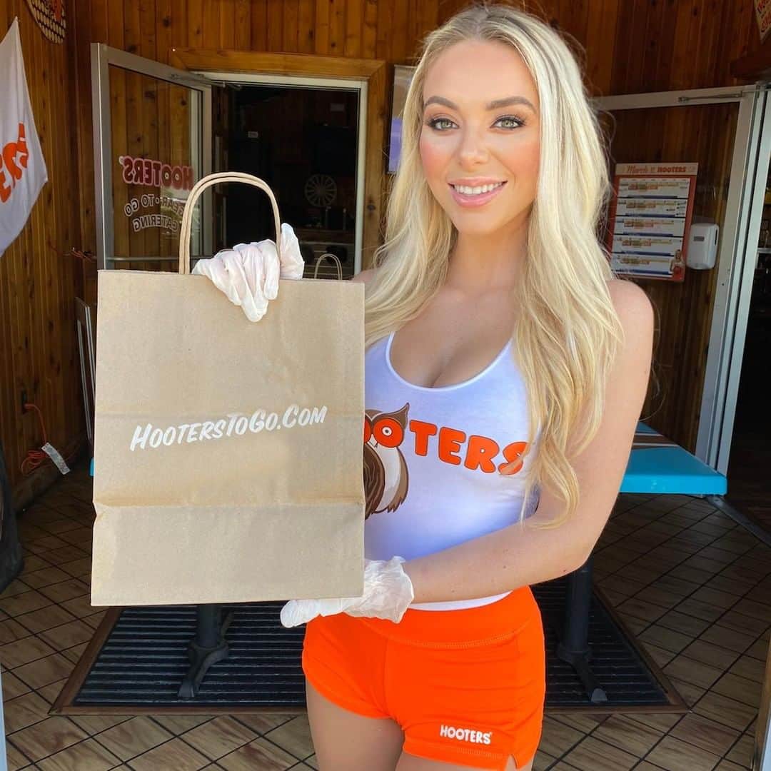 Hootersさんのインスタグラム写真 - (HootersInstagram)「Pick up the comfort you’re craving curbside or delivered right to your door. Don’t forget to use code TAKEOUT for $10 off $30+ orders on HootersToGo.com or the Hooters app.」3月28日 5時30分 - hooters